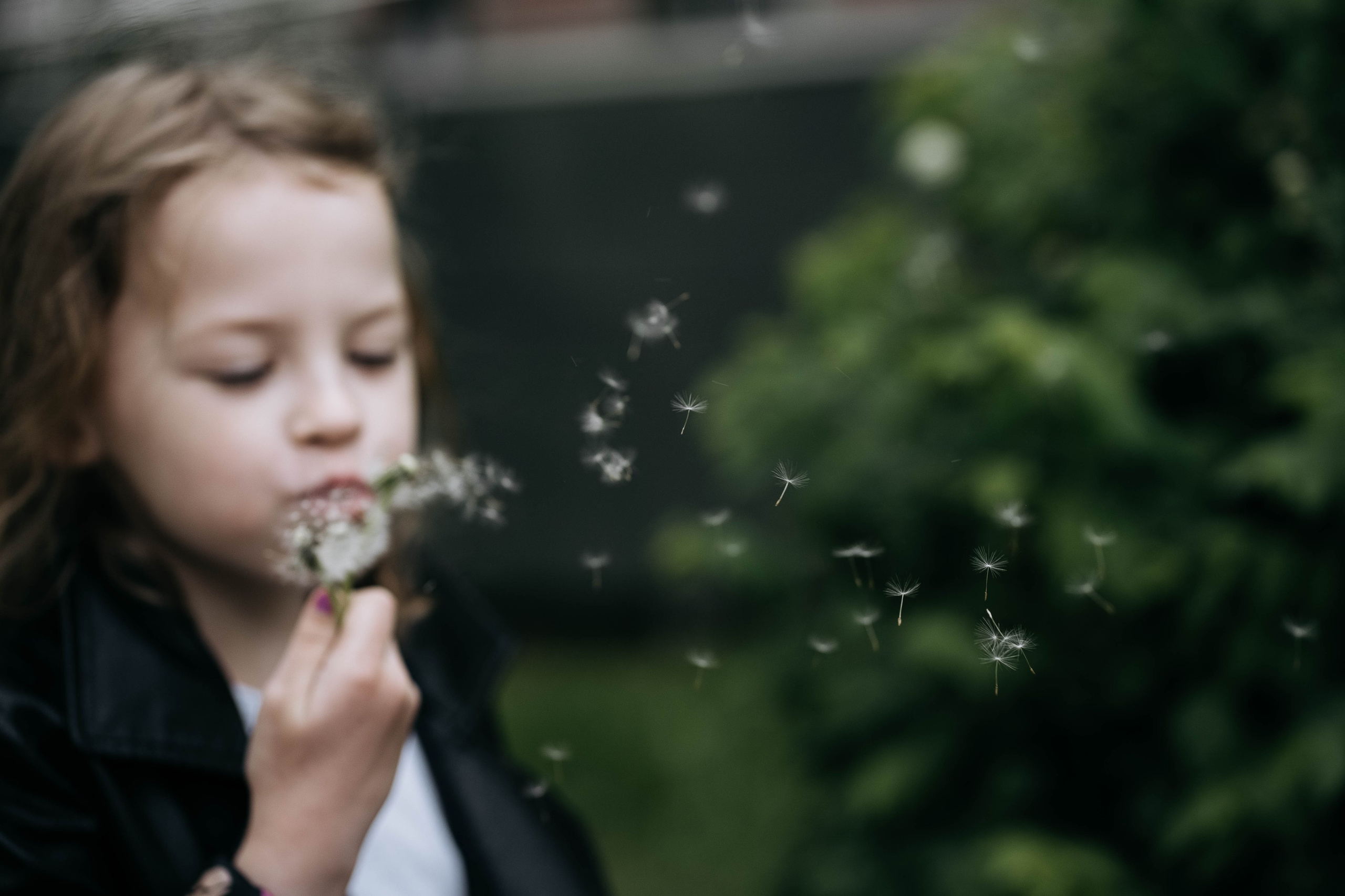 Маня и Аня ранним утром 🤍. Семейный фотограф в Томске Зарина Азизбаева