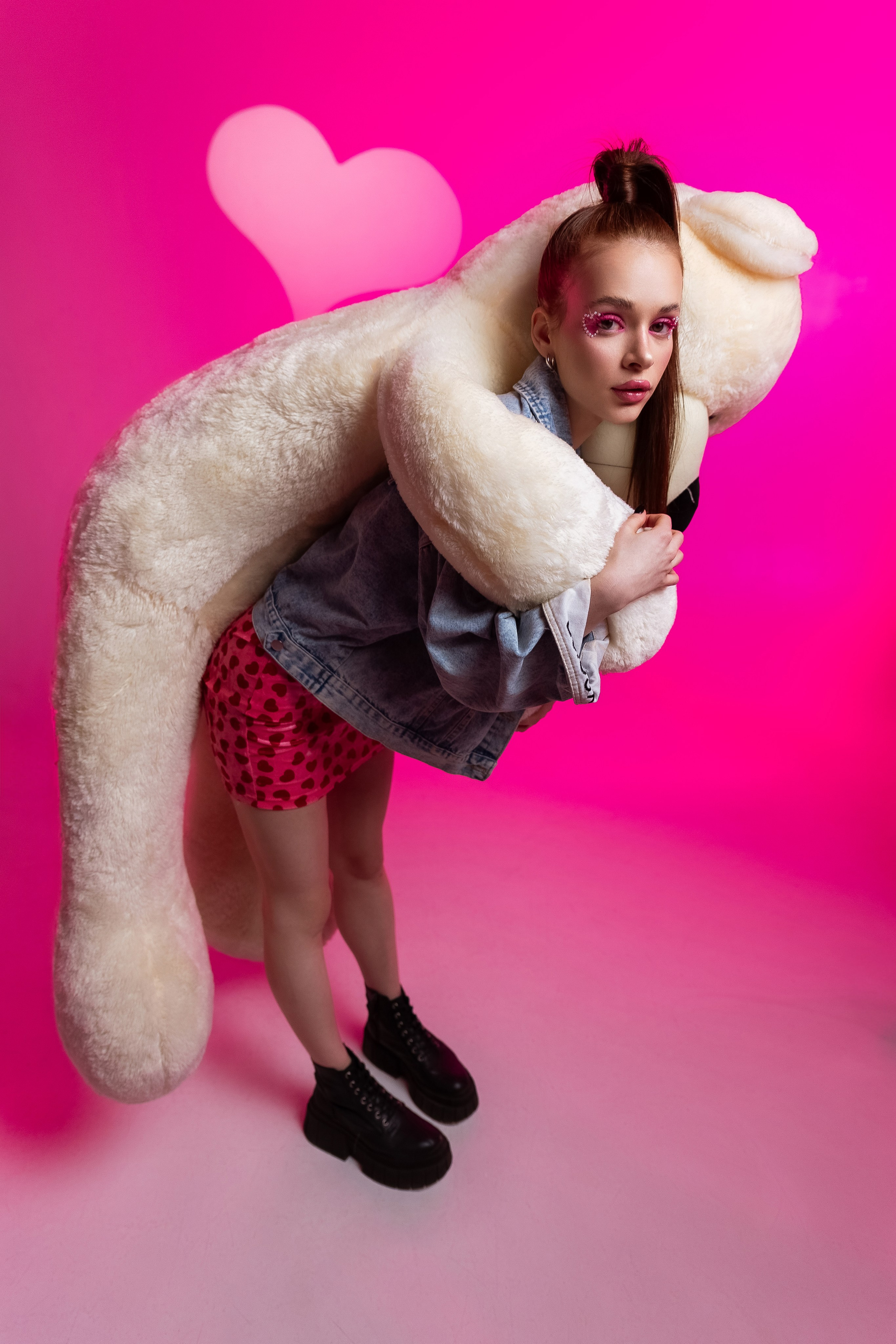 идея фотосессия на 14 февраля, день всех влюблённых, цветной свет, маски габо, 14 февраля, ростовой медведь