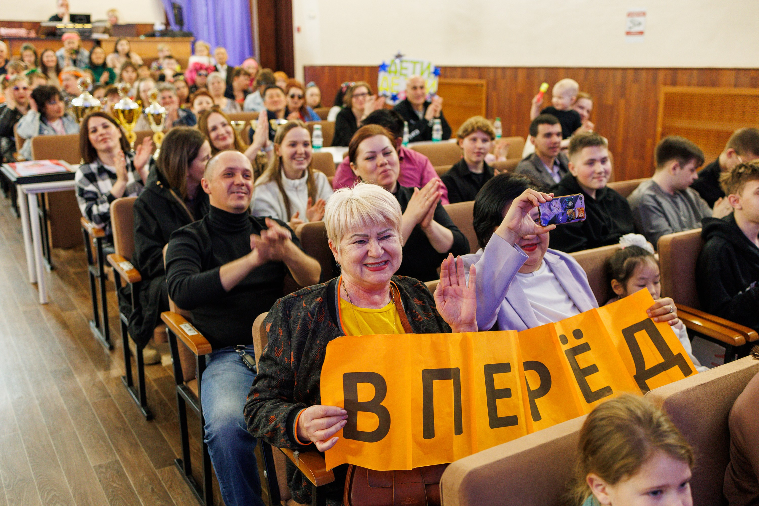 Школьный КВН в Томари. Свадебный, семейный и репортажный фотограф в Южно-Сахалинске Артур Петросян