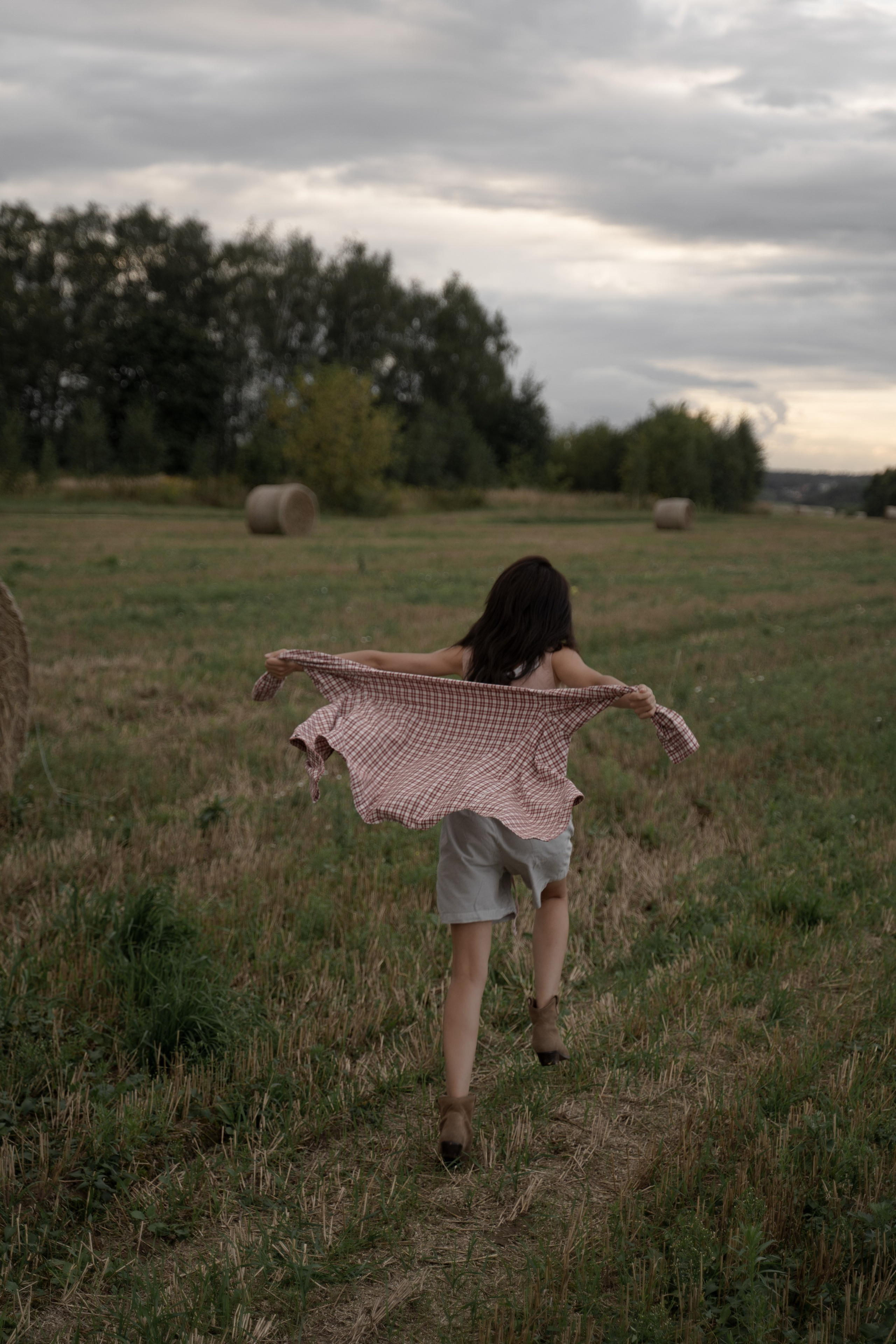 Фотосессия девушки на фоне стога в поле, фотограф в москве. Фотосессия с бочками сена в поле — стильная, осенняя история