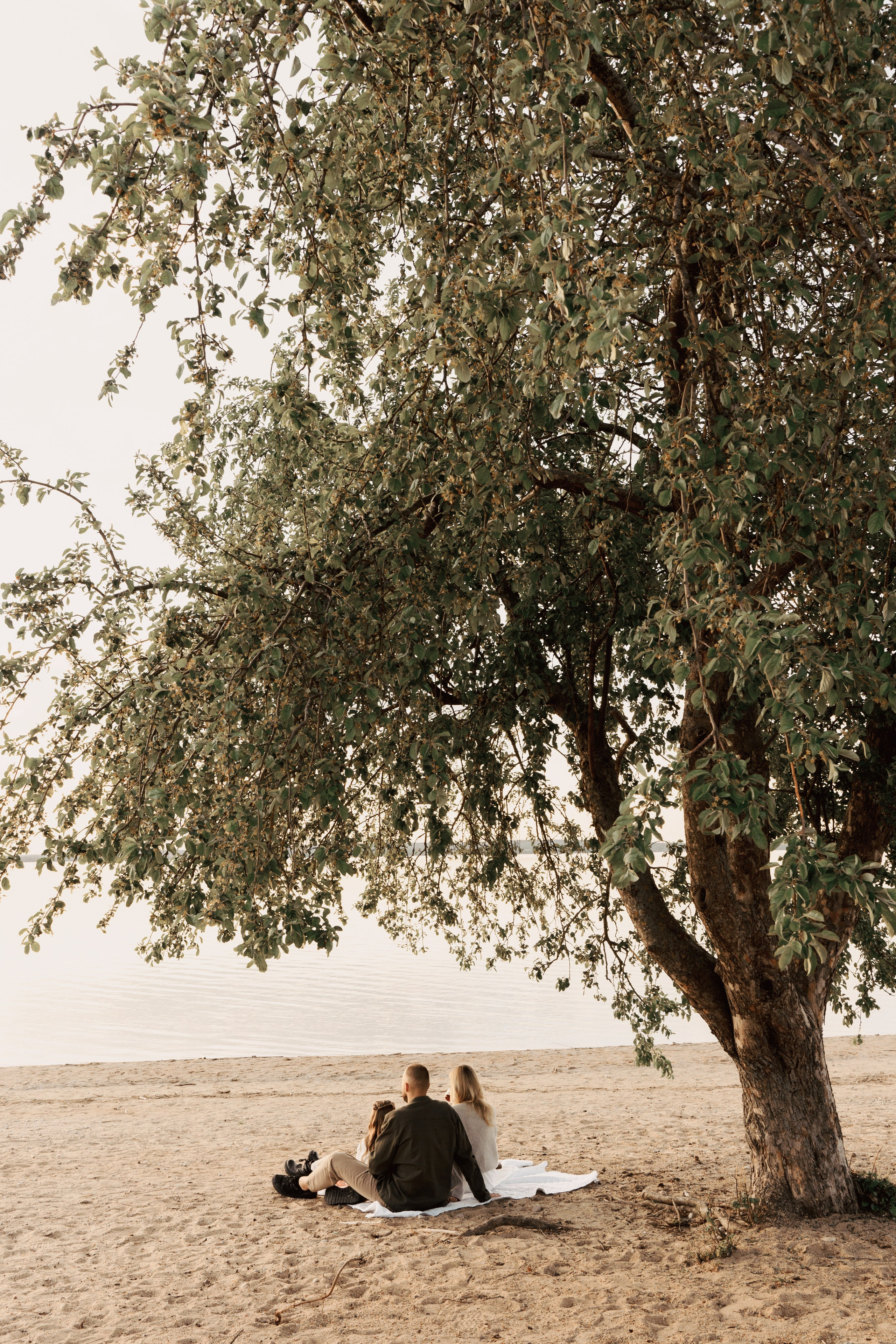 Весеннее тепло семьи на берегу Минского моря. Ваш семейный фотограф в Минске — Вика Трегубова