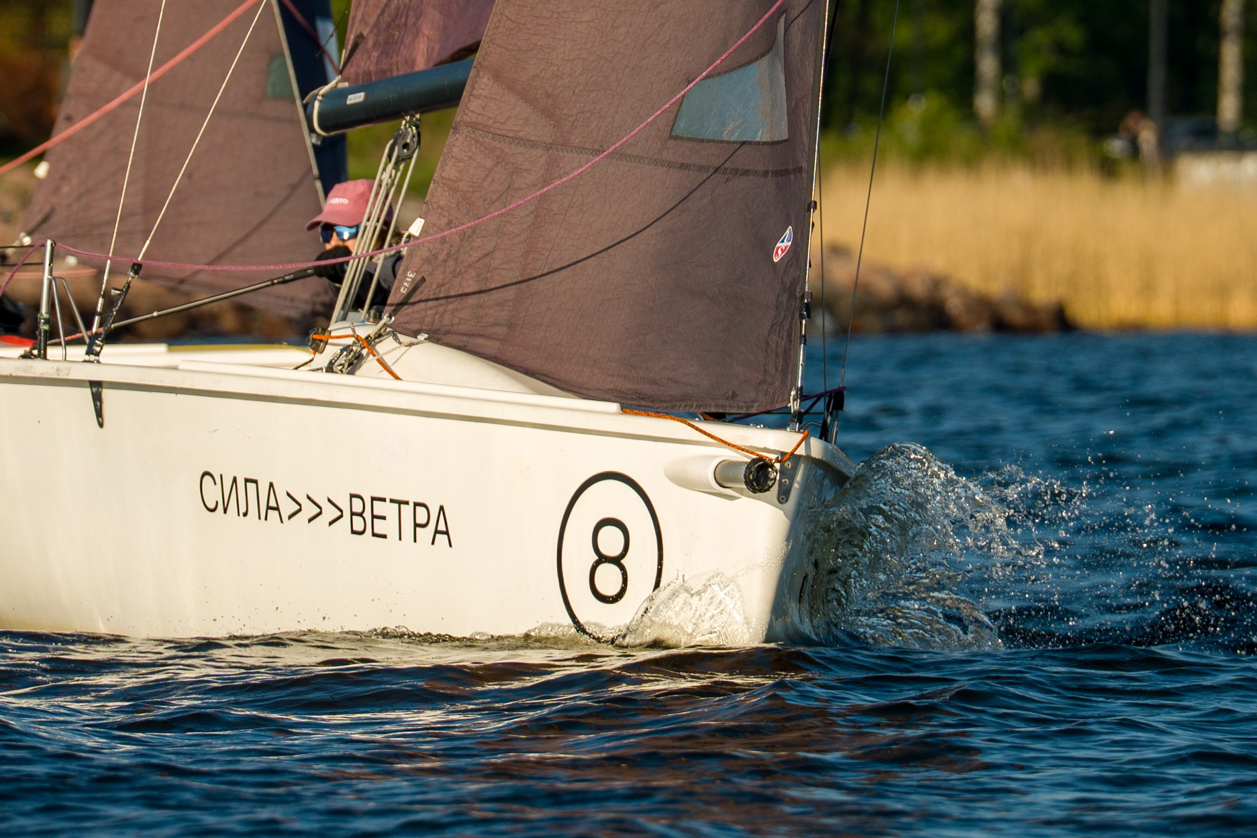 Sila vetra SV20 slices through chop, sails drawing hard