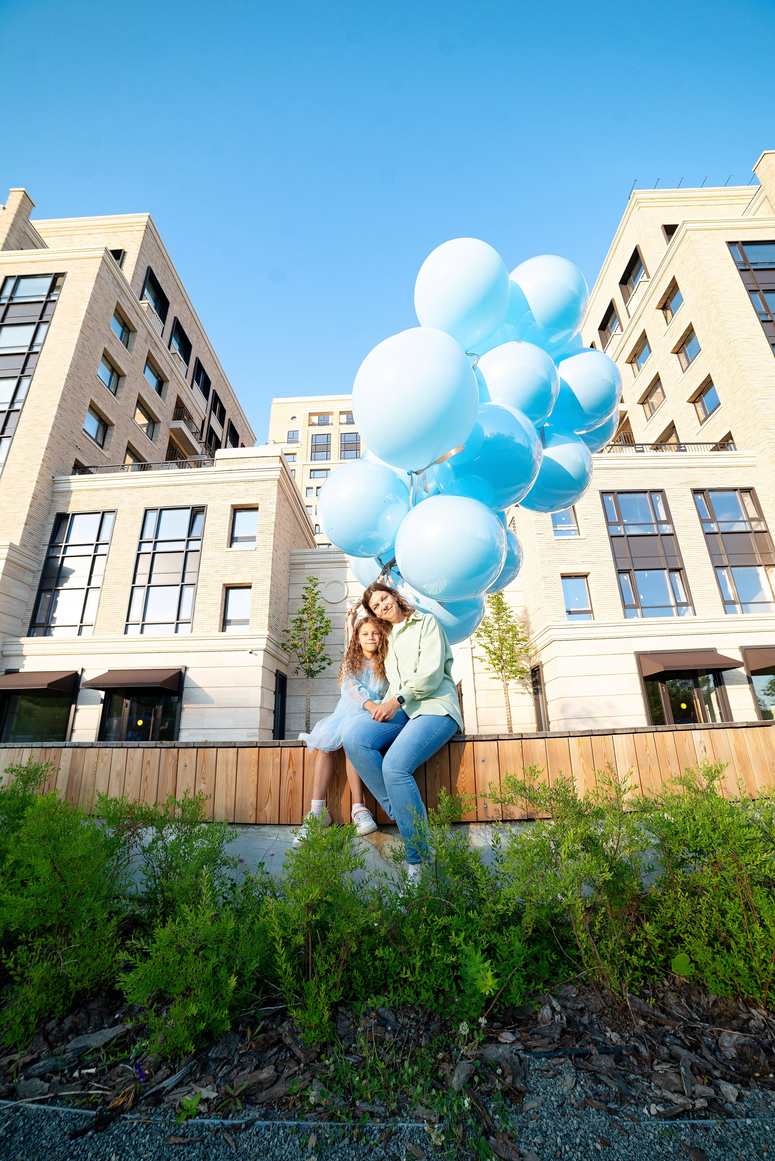 Огромные яркие воздушные шары от ШарЛэнд, парящие над живописным ландшафтом города Сургут, запечатленные профессиональным фотографом Анной Старцевой. Фото демонстрирует зрелищность мероприятия и атмосферу праздника, привлекая внимание зрителей красотой и масштабом события.
