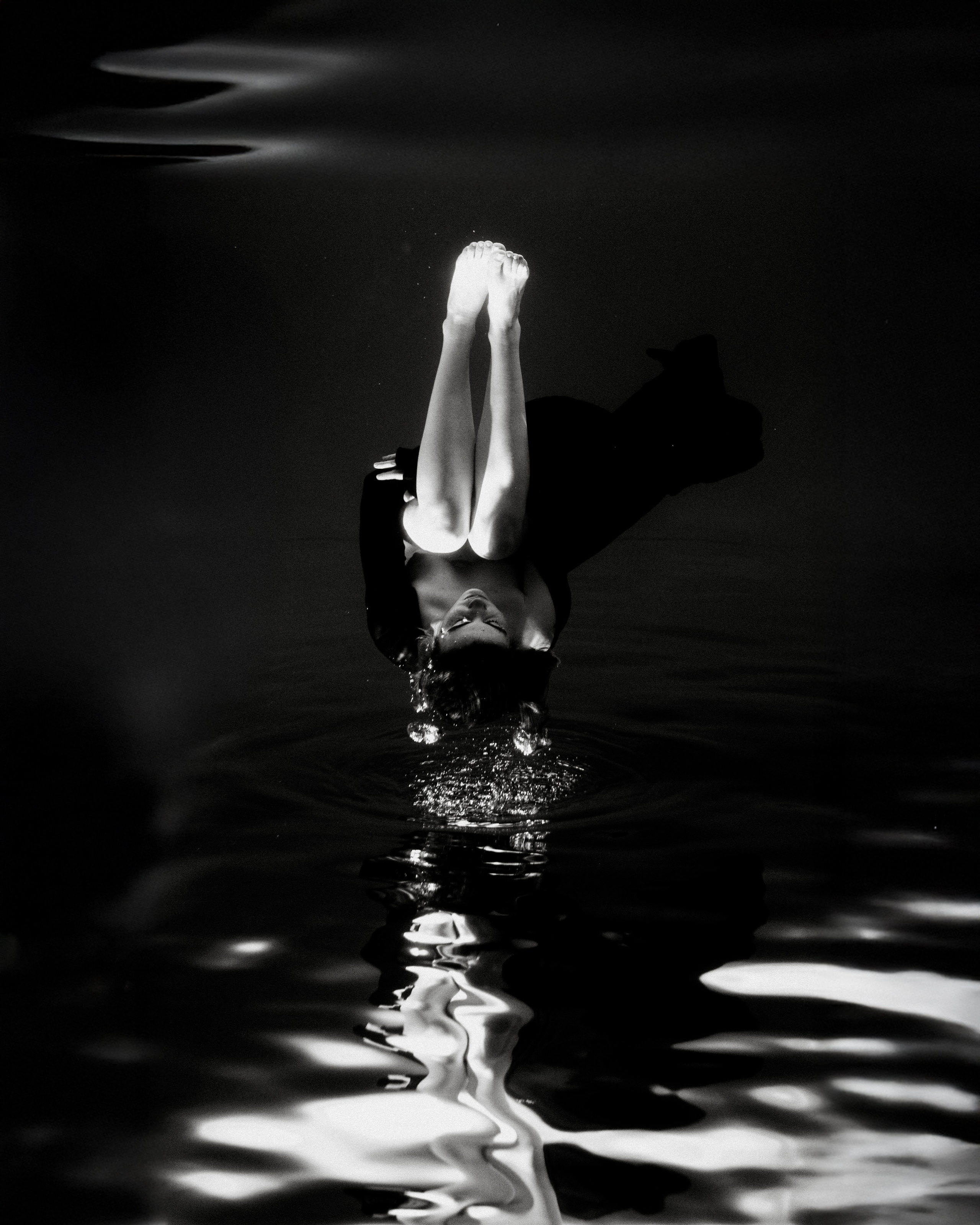 Женская психологическая съёмка под водой. Фотоведьма Дарья Нечинская