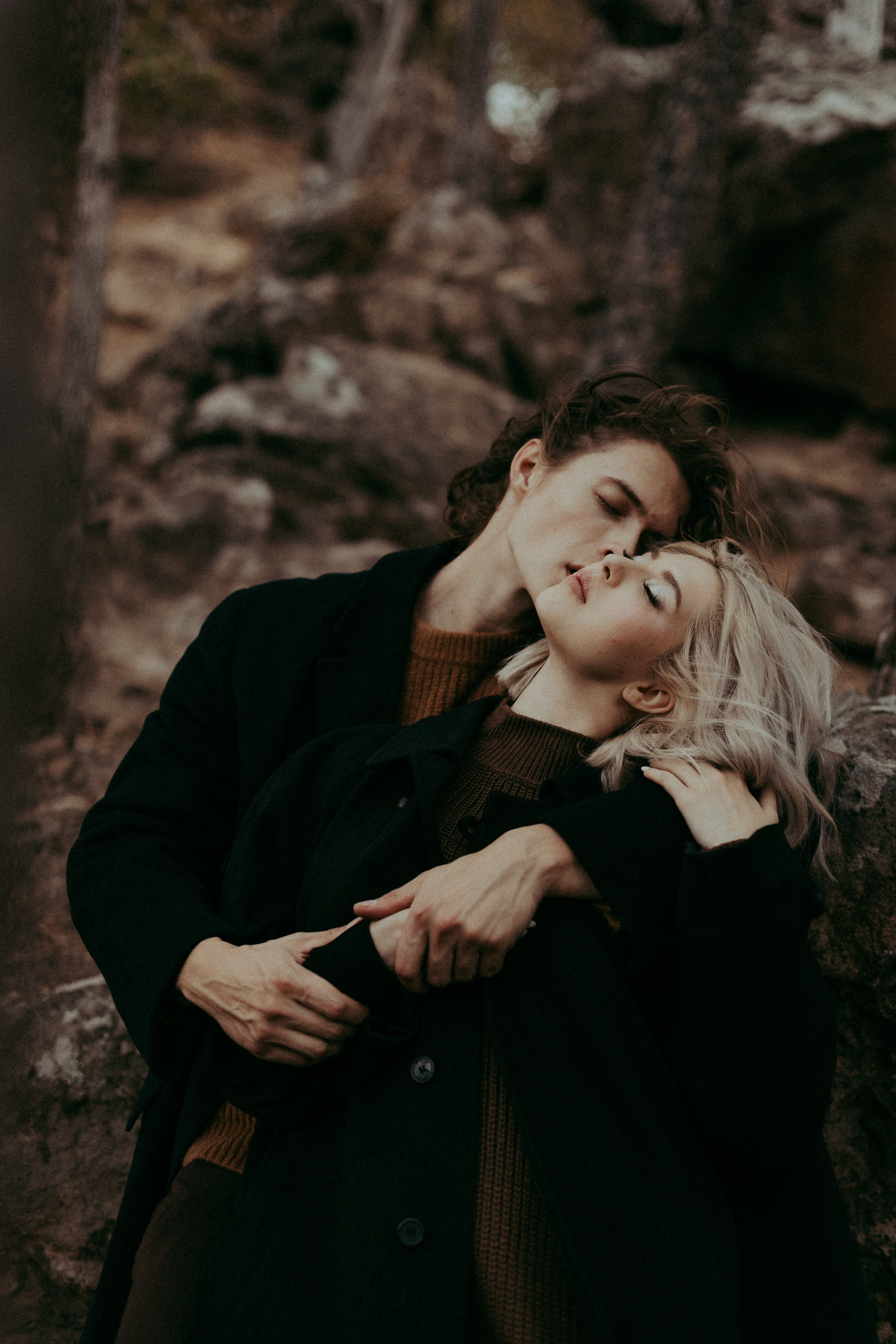 Свадебная фотосессия под ключ. Трогательные фото молодоженов, гостей, декора. Естественная съемка на природе, в зале, в городе. Услуги фотографа для уютных, стильных и эмоциональных свадеб.