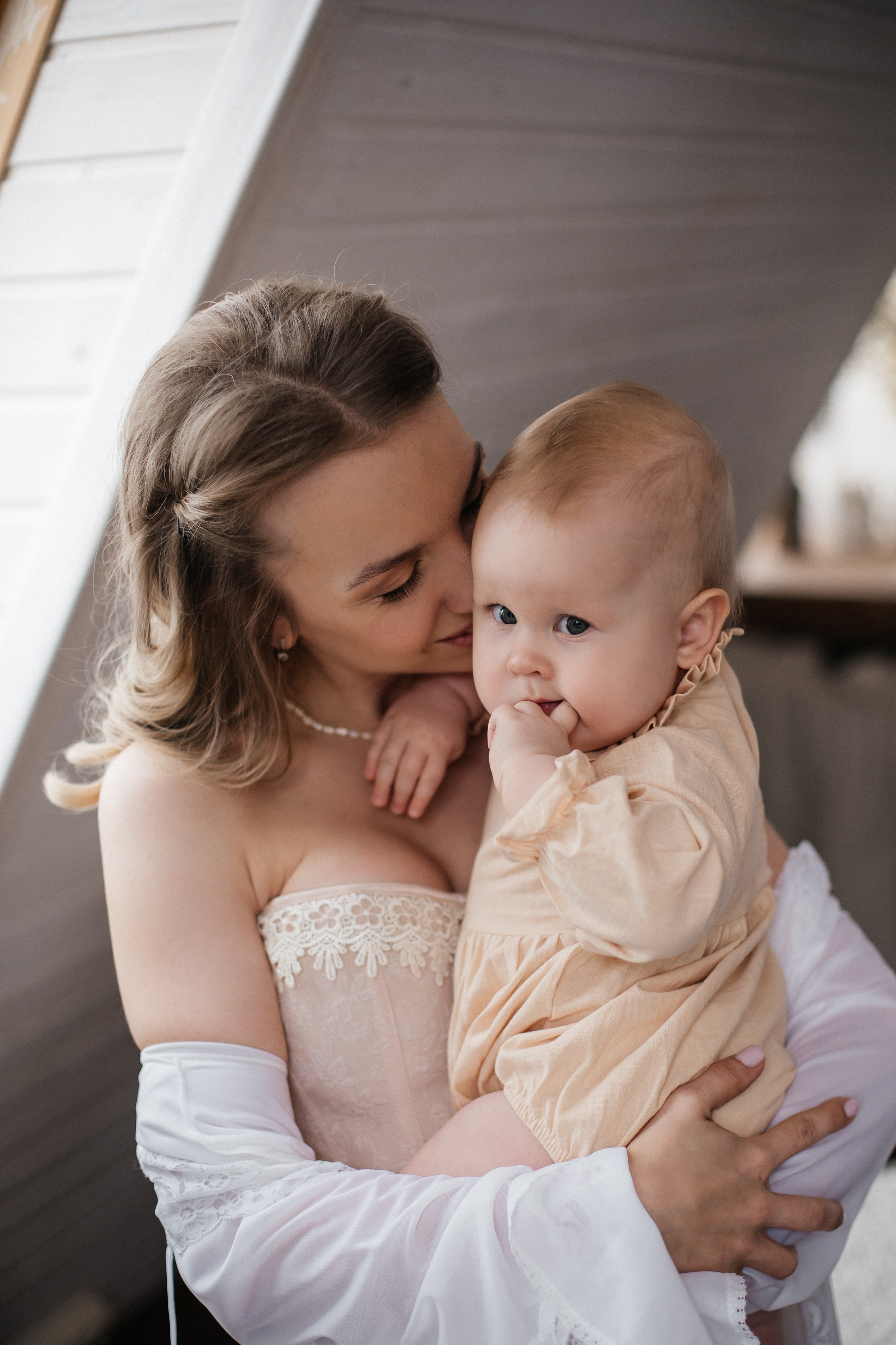 Алиса с мамой Кристиной в нежной семейной фотосессии в Домике Элли г. Пушкино. Семейный и детский фотограф в Сергиев Посаде, Хотьково Якимчук Любовь