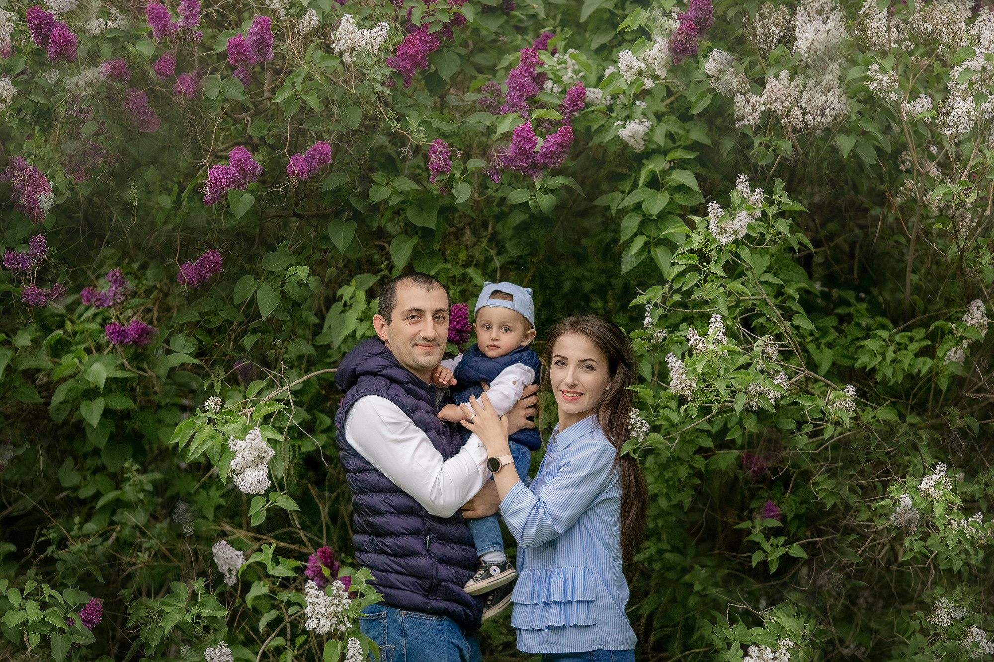 Семейная фотопрогулка в цветущем парке возле МГУ. Фотограф на Крещение, Венчание в Москве Ирина Шамина