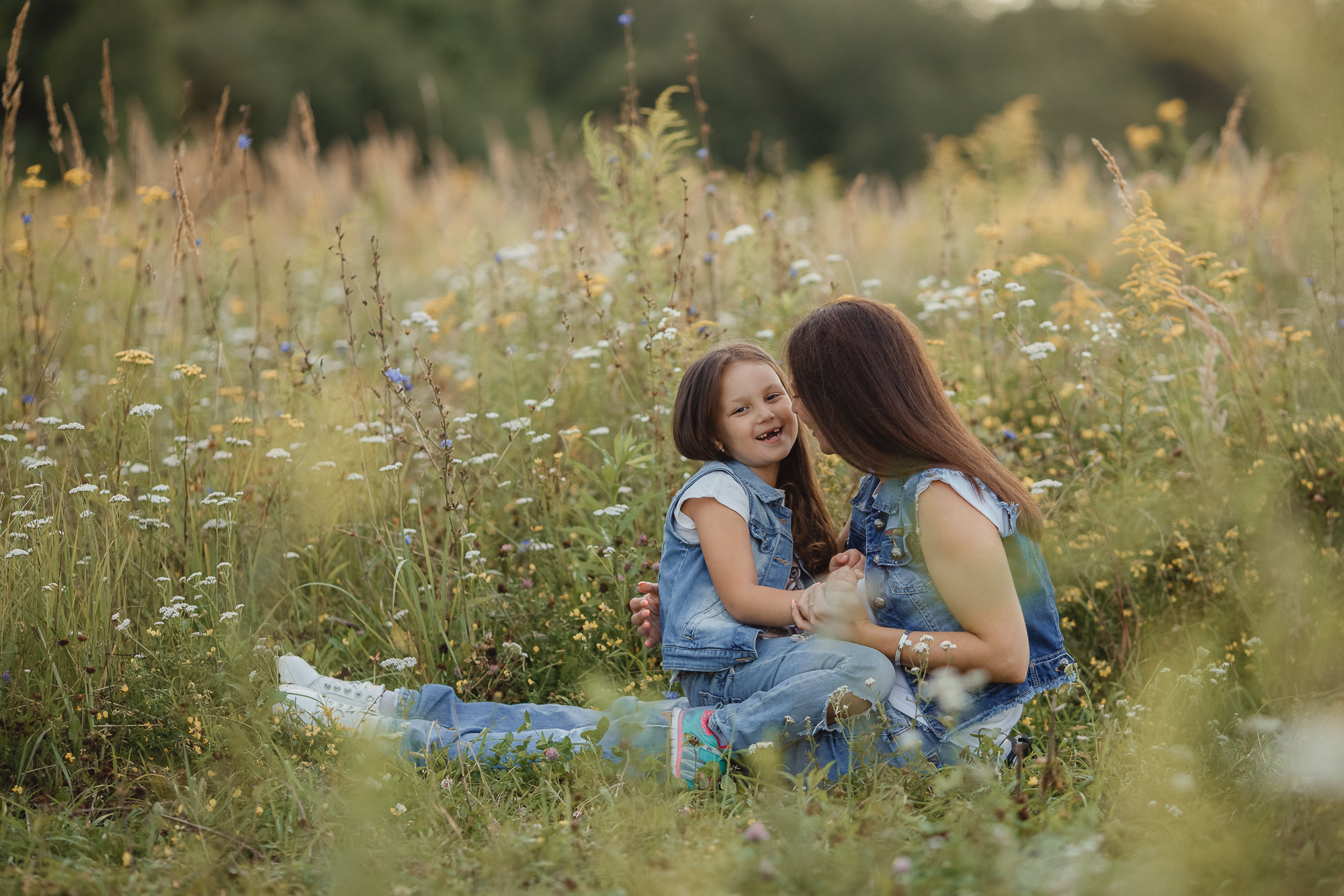 Фотосессия в поле мамы с дочкой. Фотограф на Крещение, Венчание в Москве Ирина Шамина