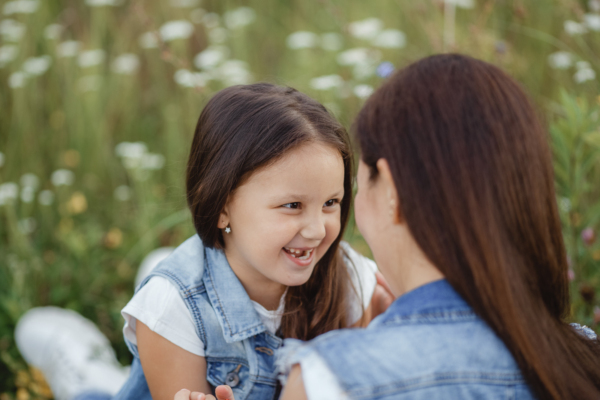 Фотосессия в поле мамы с дочкой. Фотограф на Крещение, Венчание в Москве Ирина Шамина