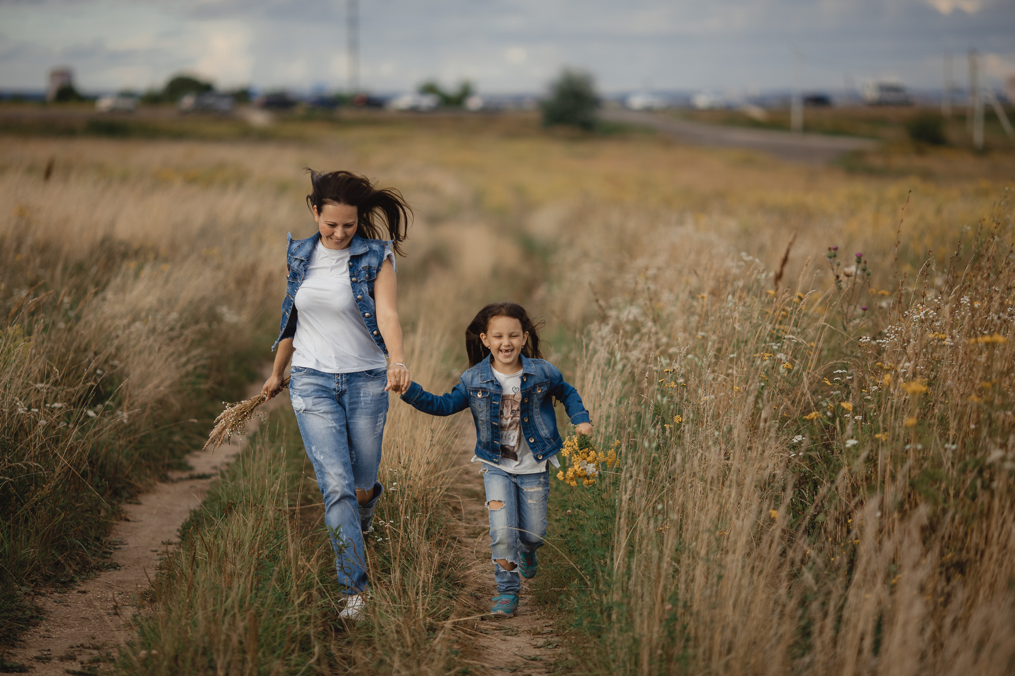 Фотосессия в поле мамы с дочкой. Фотограф на Крещение, Венчание в Москве Ирина Шамина