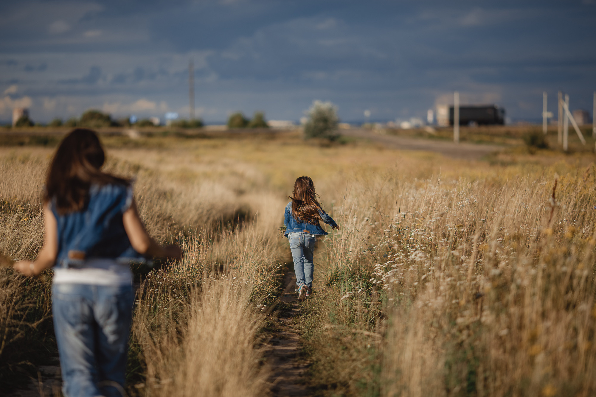 Фотосессия в поле мамы с дочкой. Фотограф на Крещение, Венчание в Москве Ирина Шамина