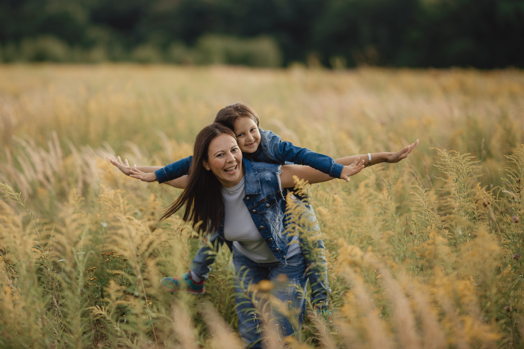 Фотосессия в поле мамы с дочкой. Фотограф на Крещение, Венчание в Москве Ирина Шамина