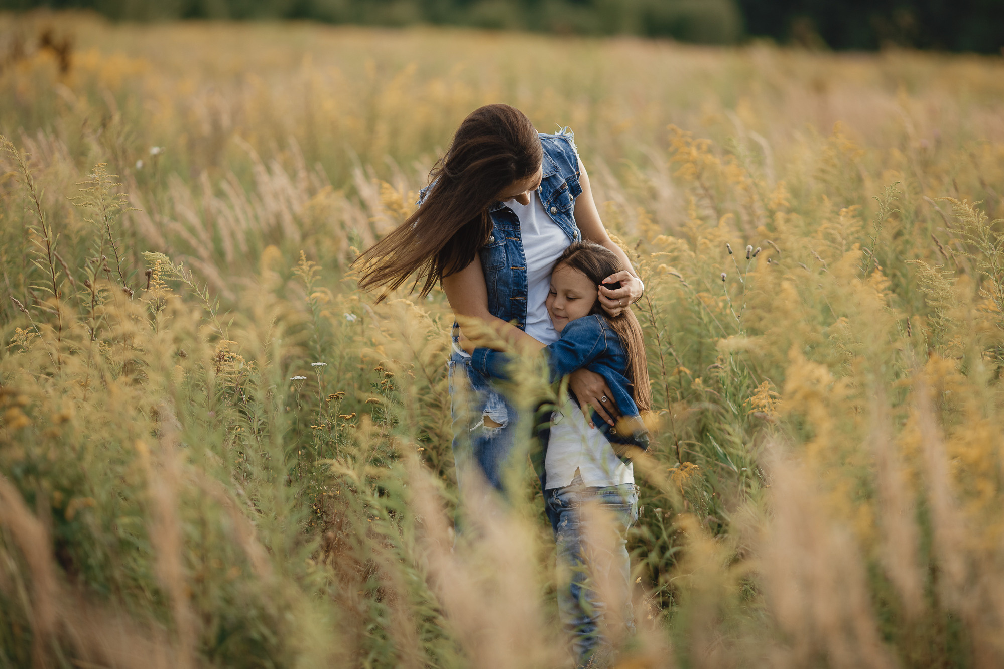 Фотосессия в поле мамы с дочкой. Фотограф на Крещение, Венчание в Москве Ирина Шамина