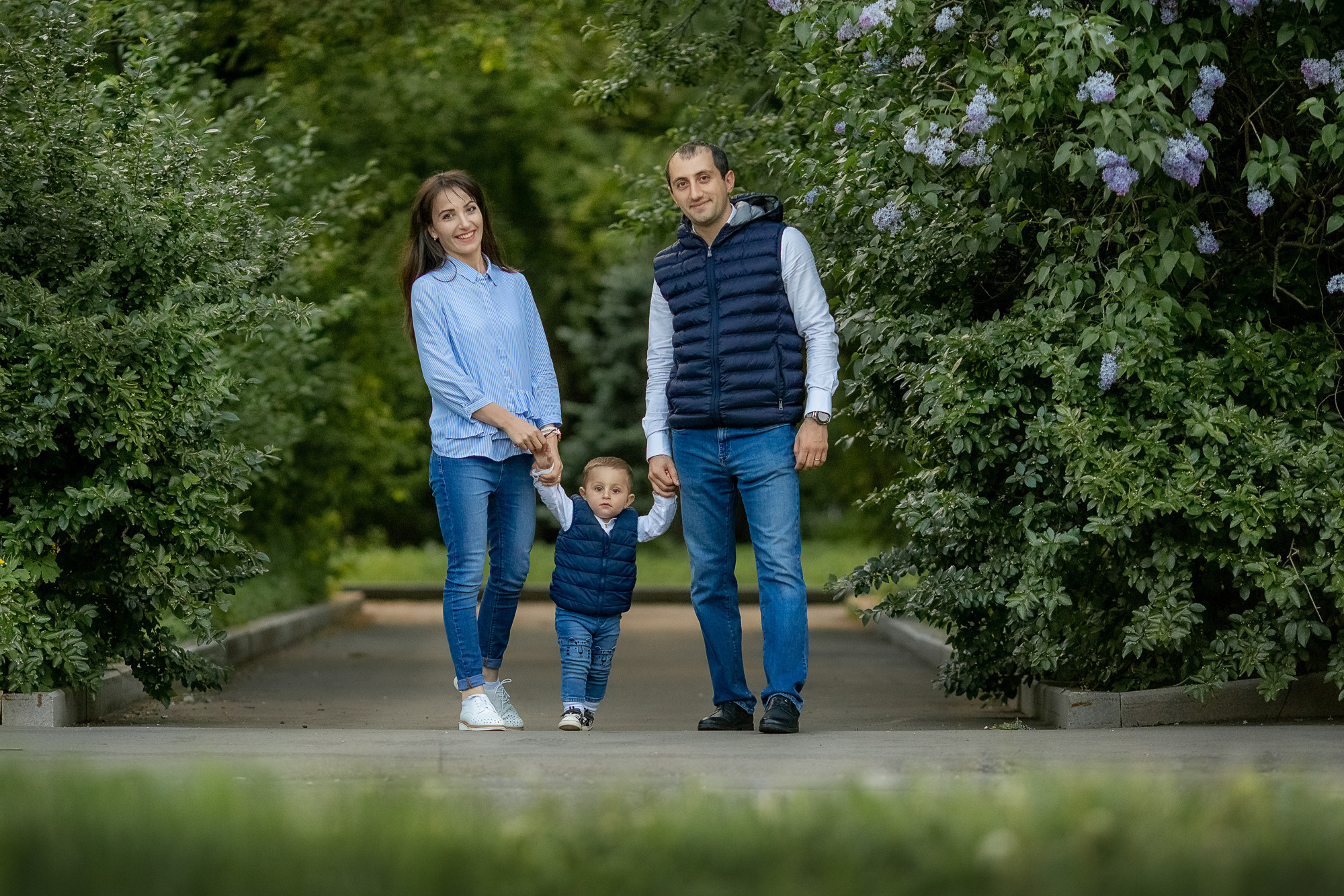 Семейная фотопрогулка в цветущем парке возле МГУ. Фотограф на Крещение, Венчание в Москве Ирина Шамина