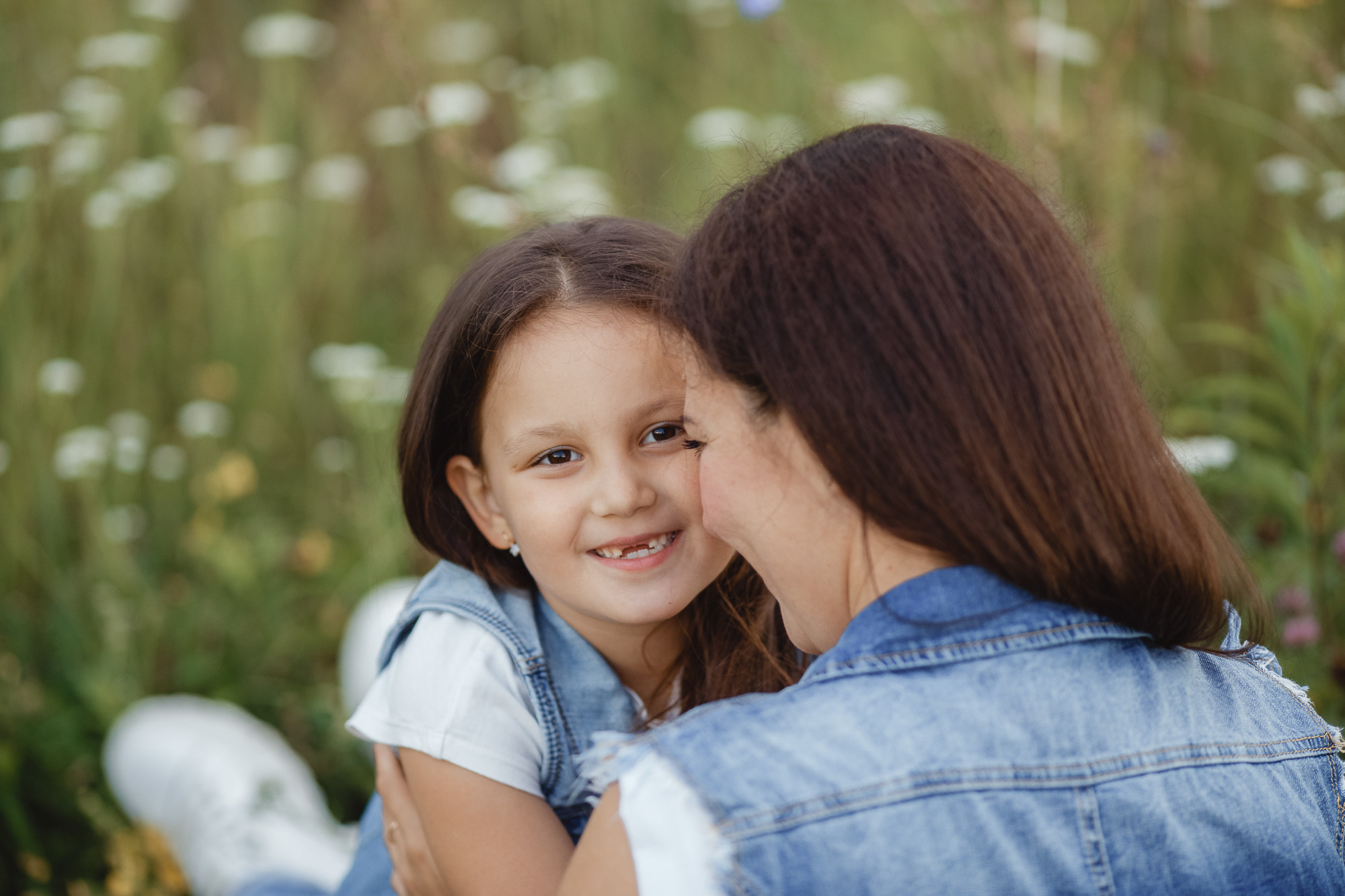 Фотосессия в поле мамы с дочкой. Фотограф на Крещение, Венчание в Москве Ирина Шамина