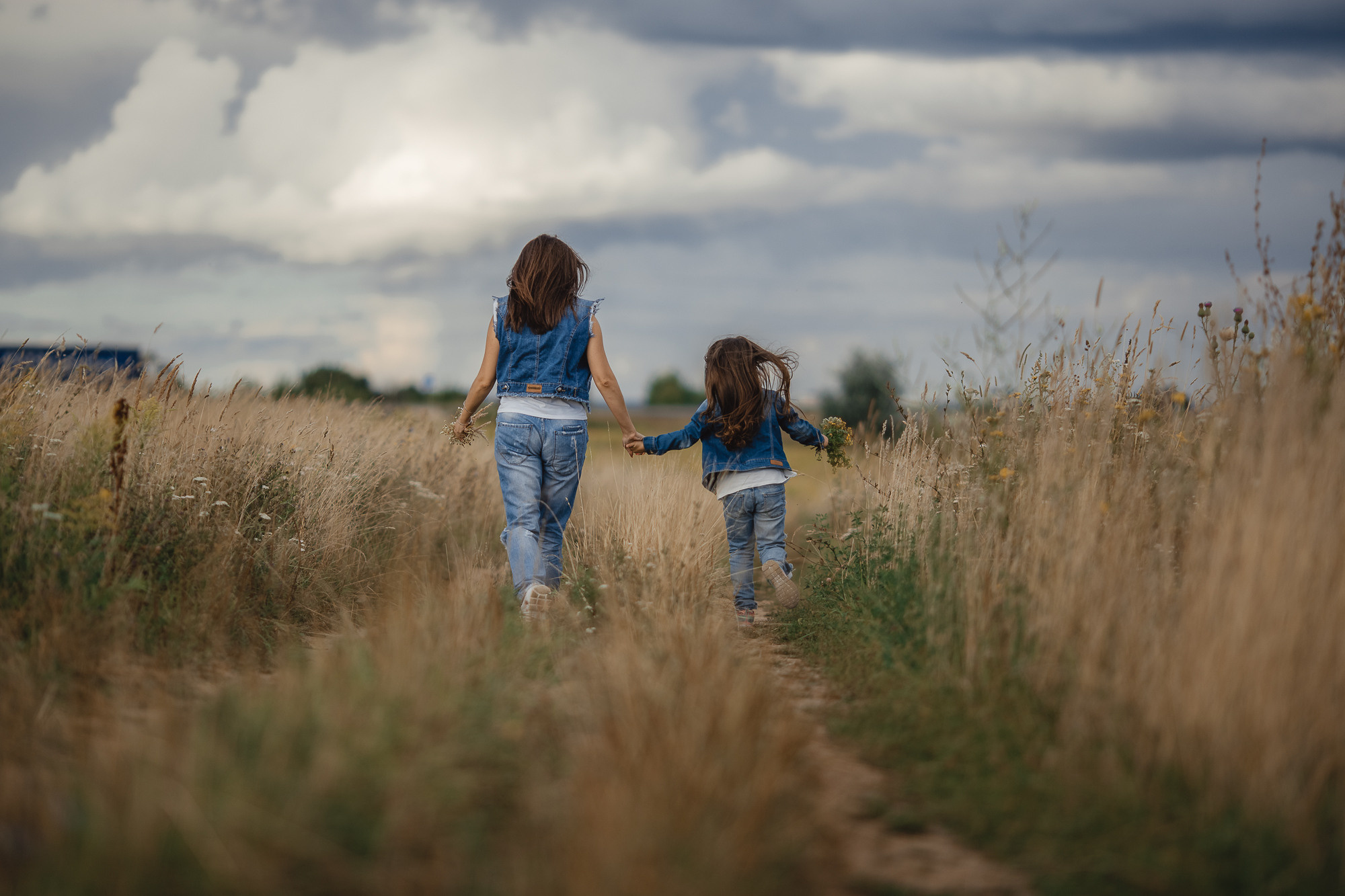 Фотосессия в поле мамы с дочкой. Фотограф на Крещение, Венчание в Москве Ирина Шамина