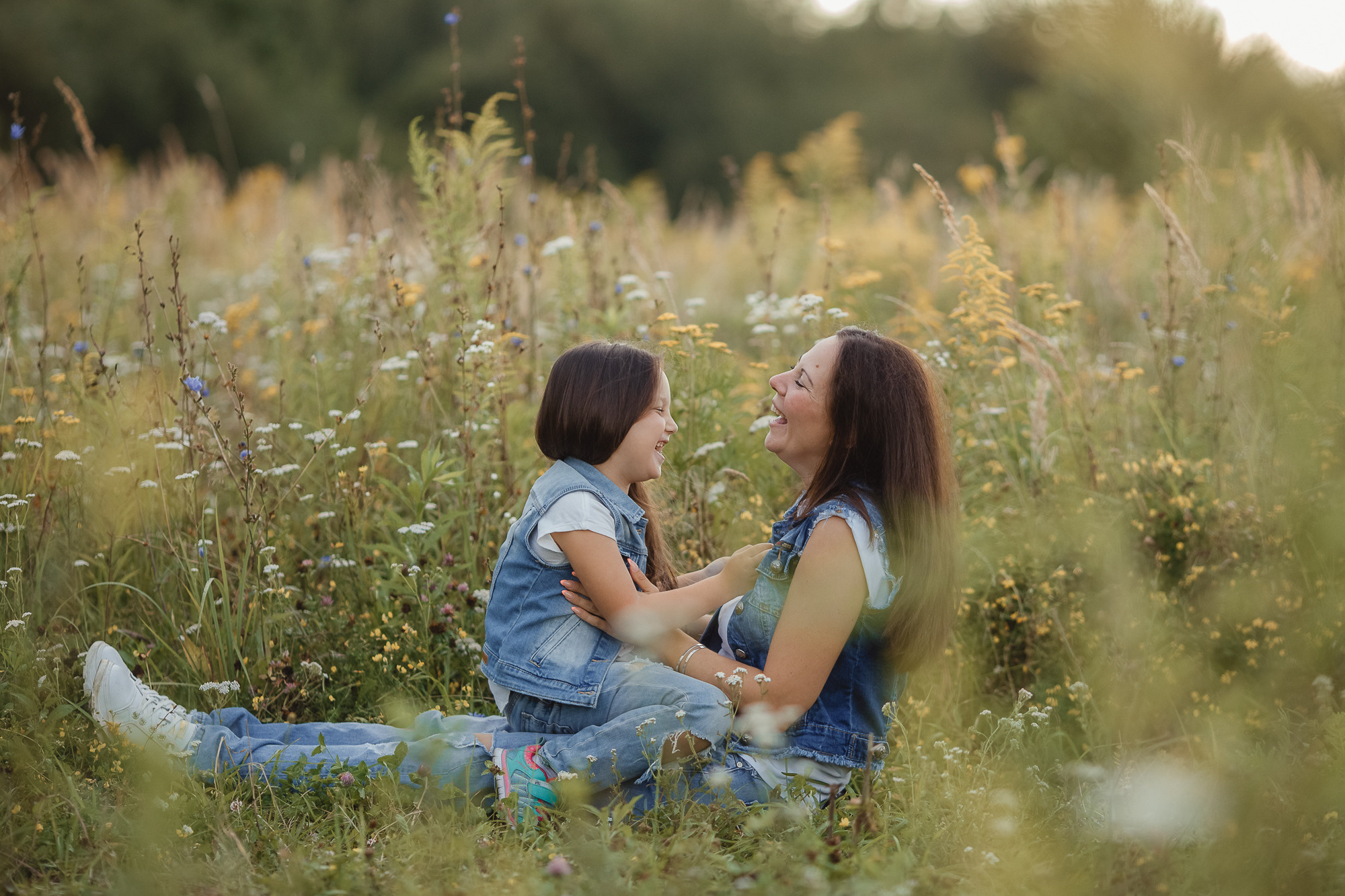 Фотосессия в поле мамы с дочкой. Фотограф на Крещение, Венчание в Москве Ирина Шамина