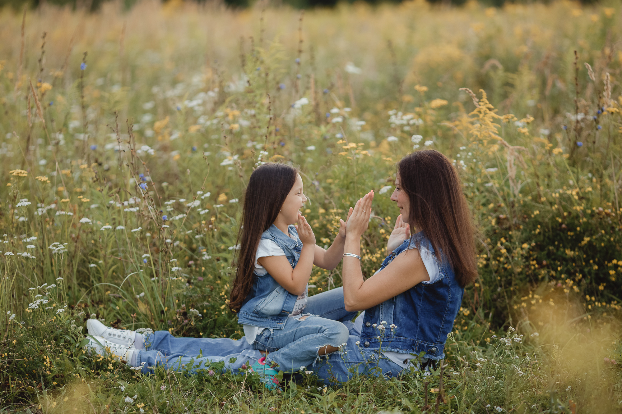 Фотосессия в поле мамы с дочкой. Фотограф на Крещение, Венчание в Москве Ирина Шамина
