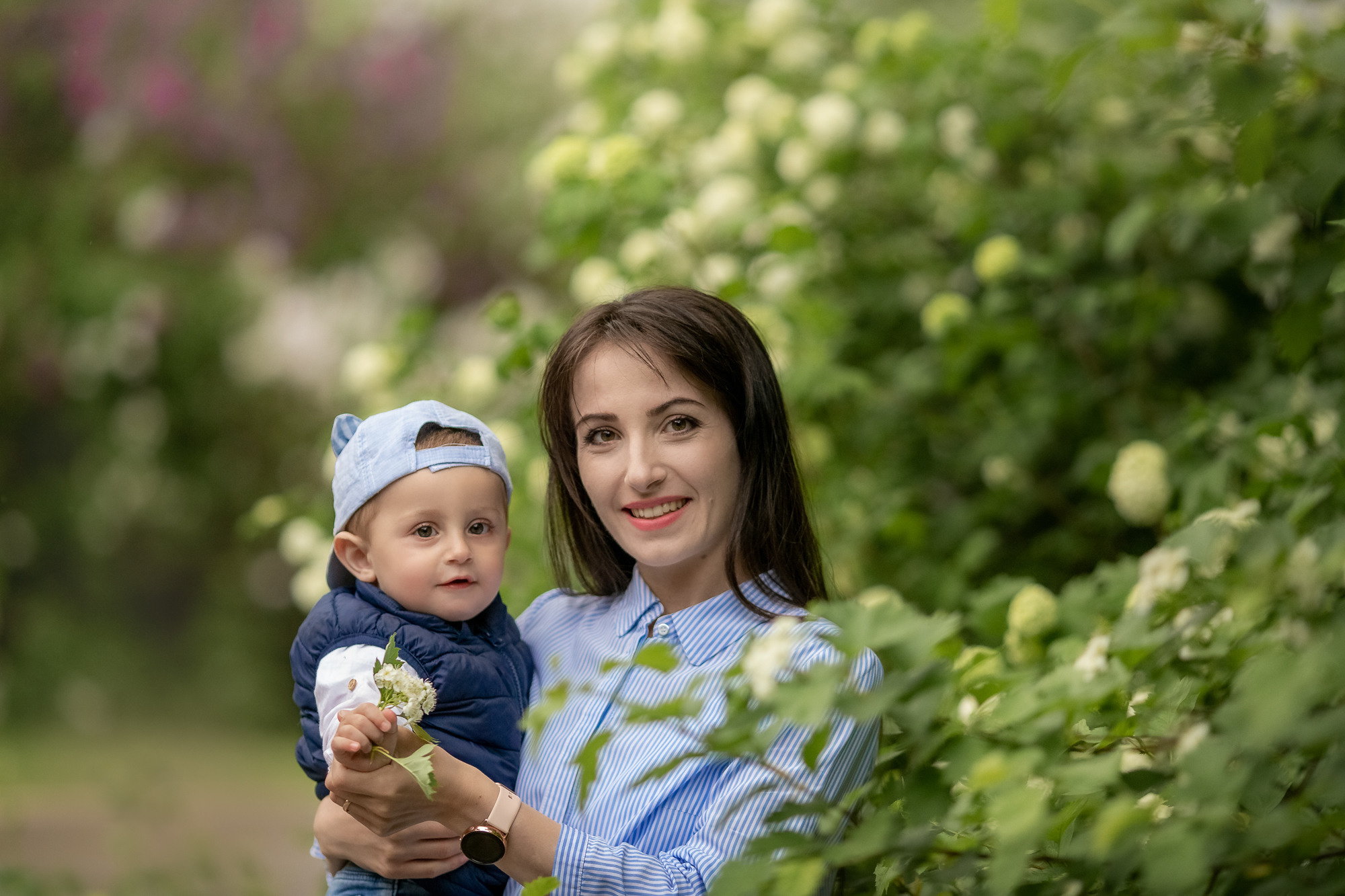 Семейная фотопрогулка в цветущем парке возле МГУ. Фотограф на Крещение, Венчание в Москве Ирина Шамина