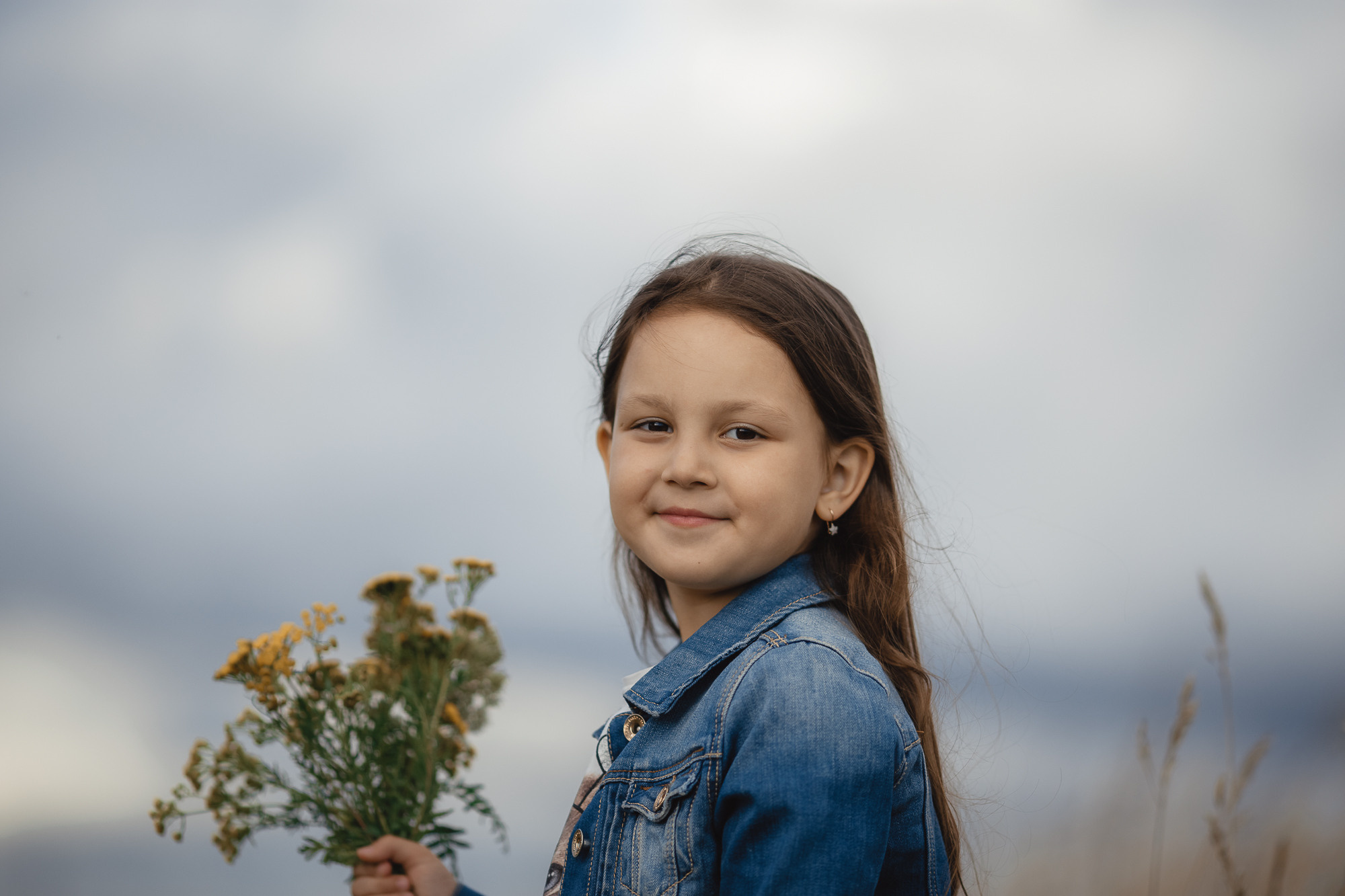 Фотосессия в поле мамы с дочкой. Фотограф на Крещение, Венчание в Москве Ирина Шамина