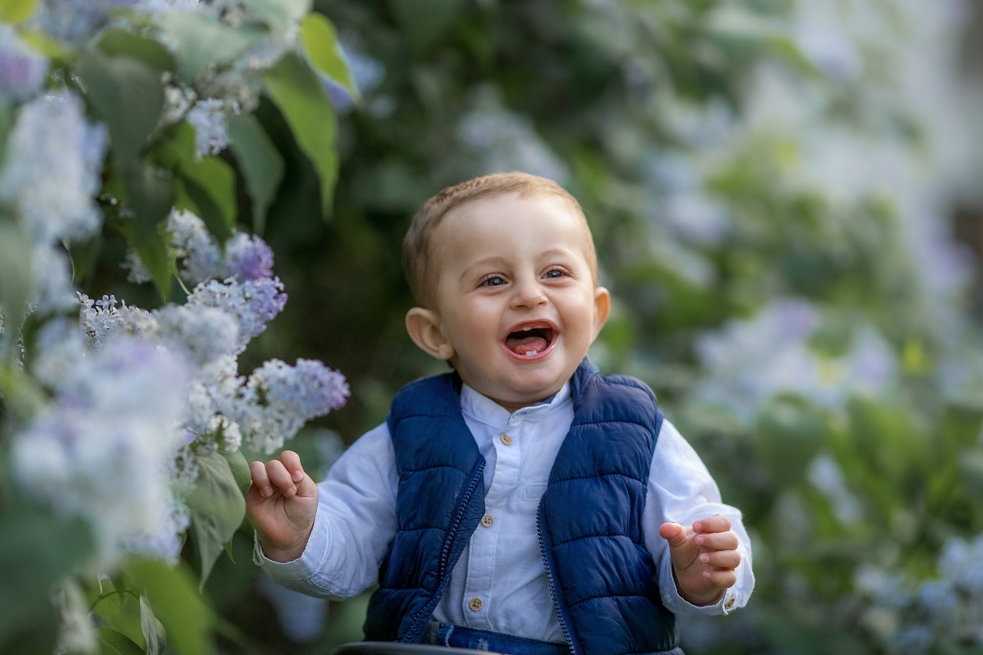 Семейная фотопрогулка в цветущем парке возле МГУ. Фотограф на Крещение, Венчание в Москве Ирина Шамина