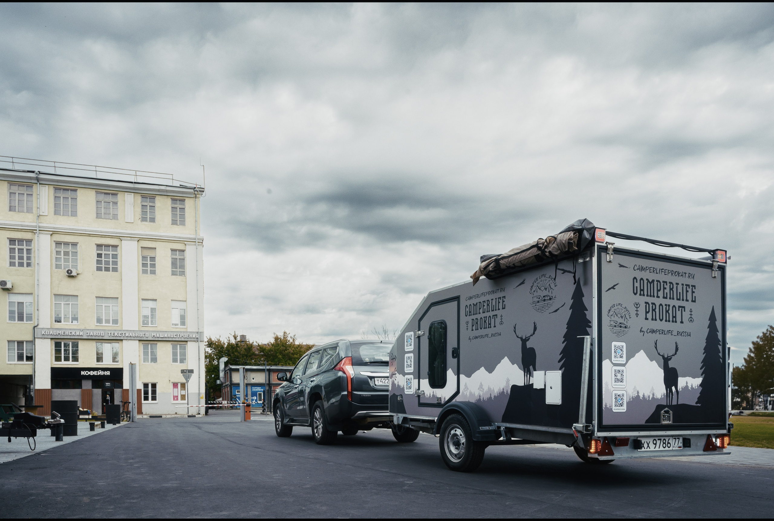 лайфстайл съемка автомобиля в городской среде