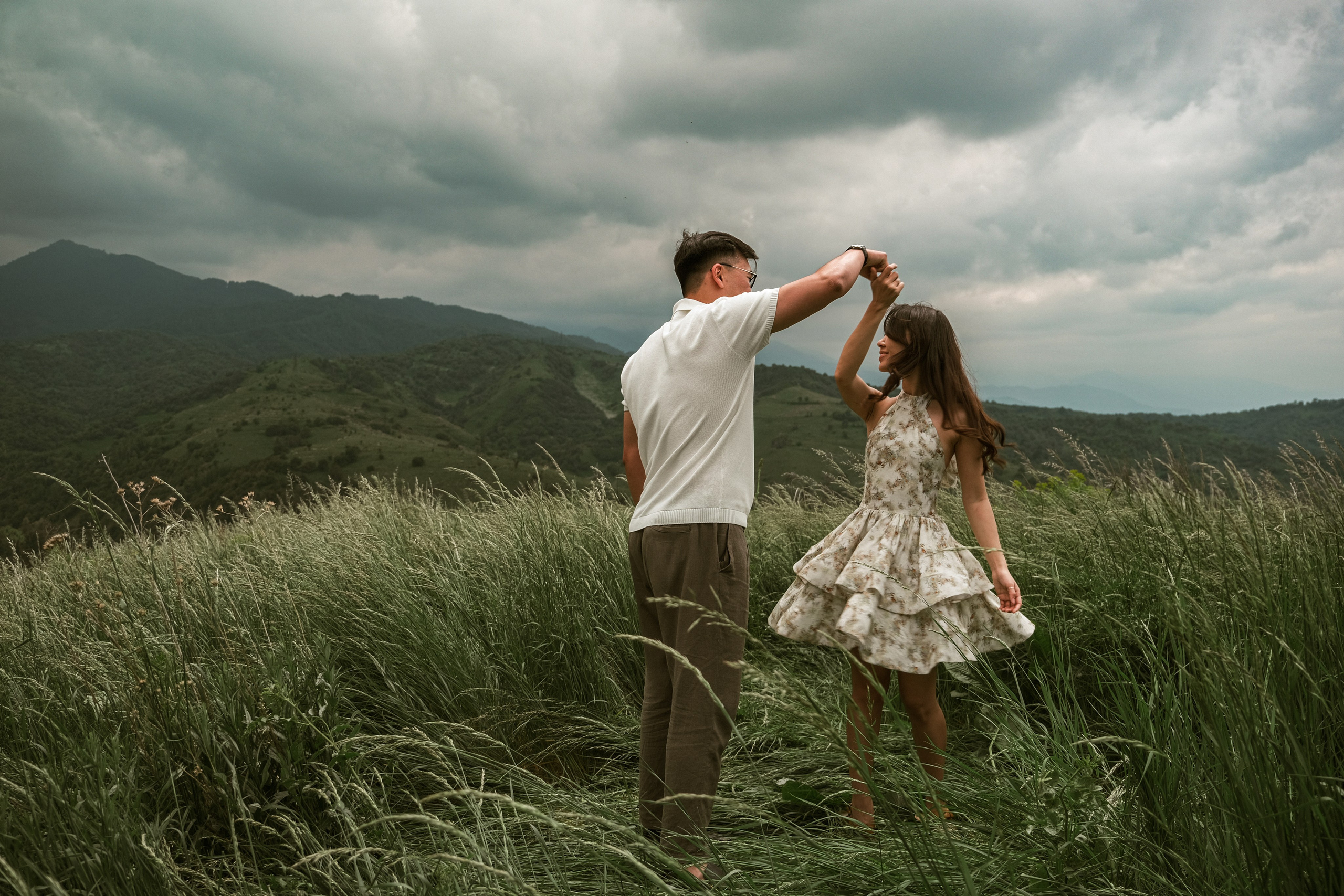 Танец в тишине в пасмурной погоде