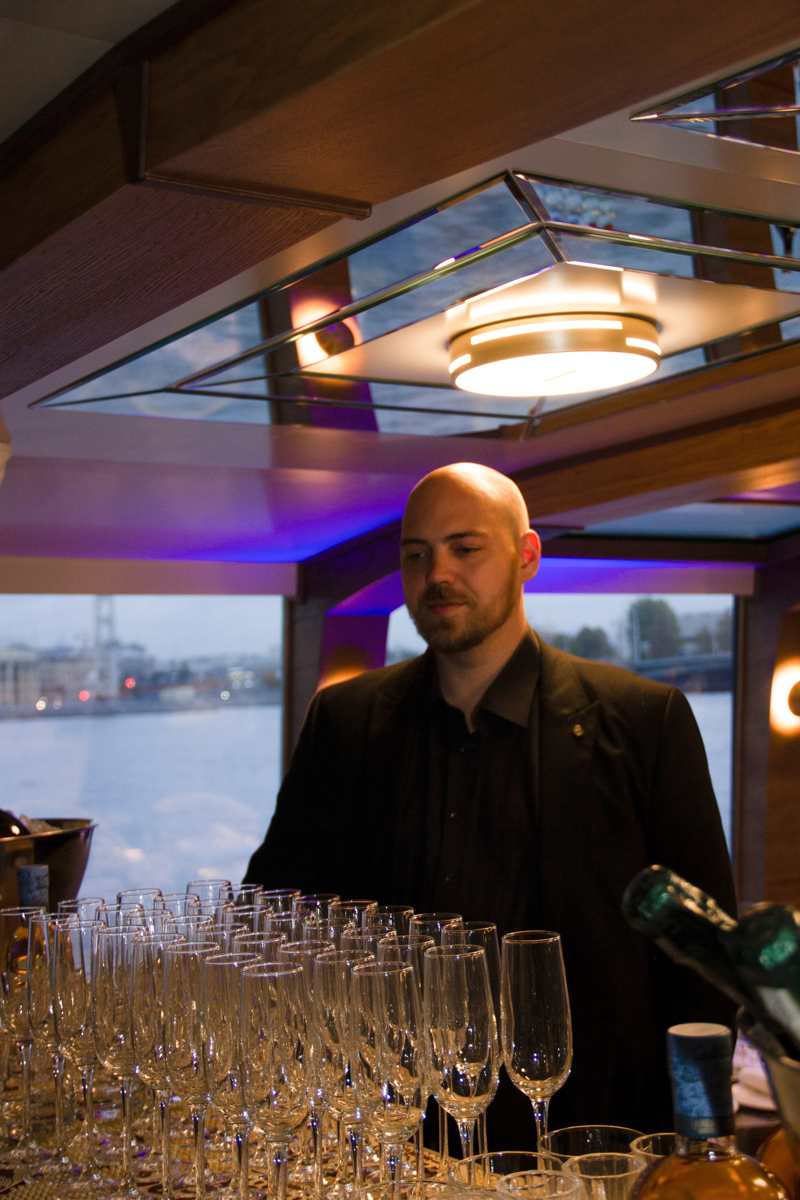 Съемка для сайта аренды катеров в Санкт-Петербурге, подготовка к свадебной прогулке по рекам и каналам. Фотограф в Санкт-Петербурге Смирнова Диана