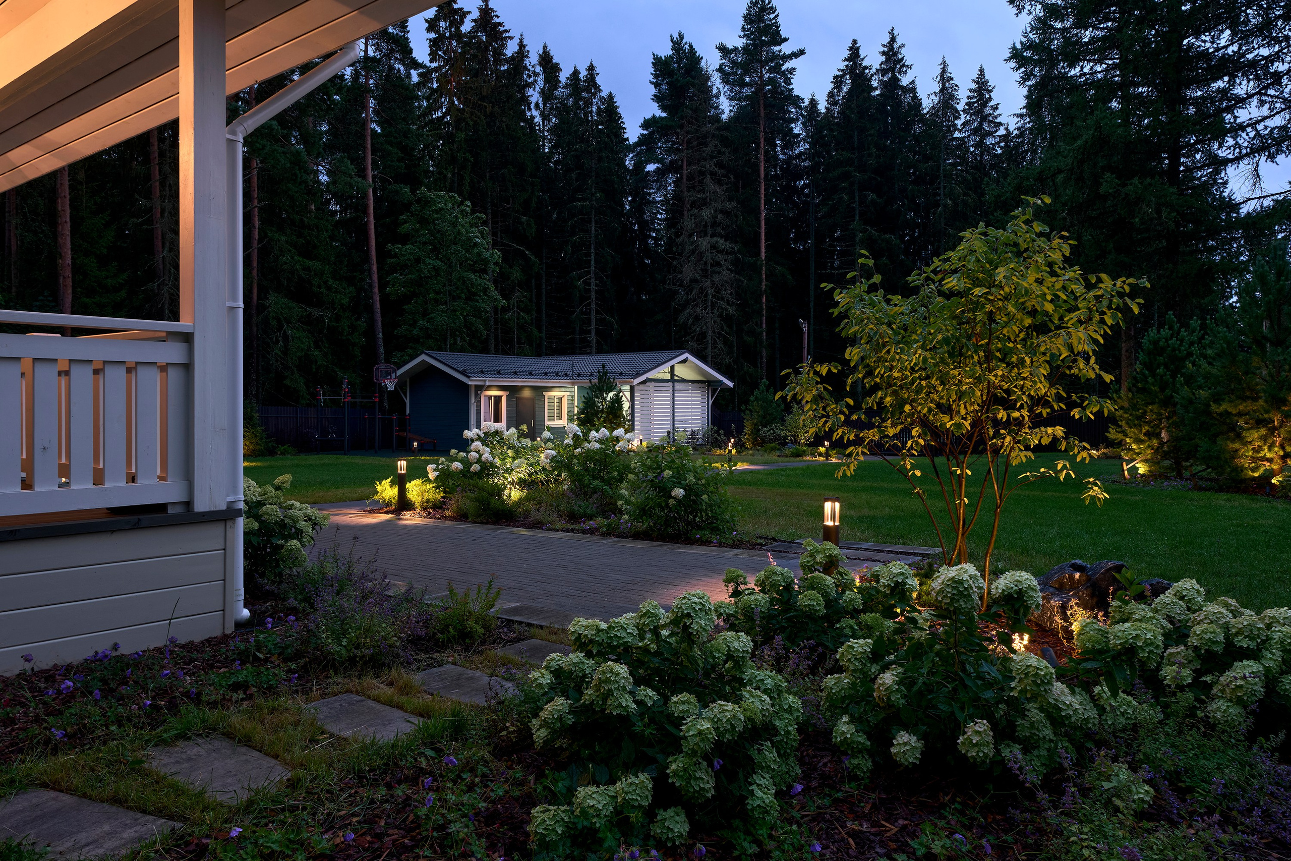 Фотосъемка реализованного проекта частного сада в Заполье для ландшафтной студии Хвоя. Фотограф Наталья Соловьева