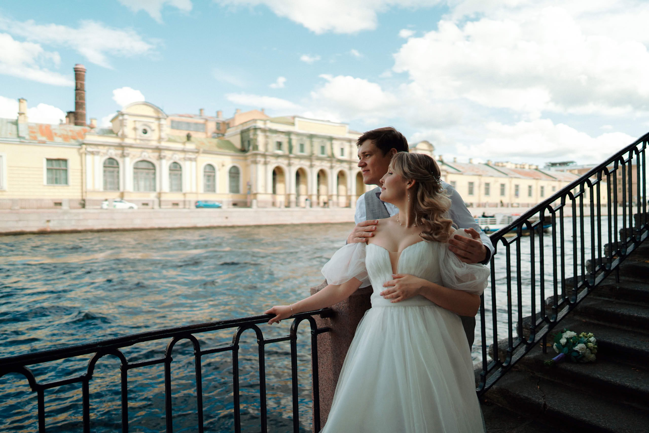 Невеста на лестнице у набережной Фонтанки в Петербурге
