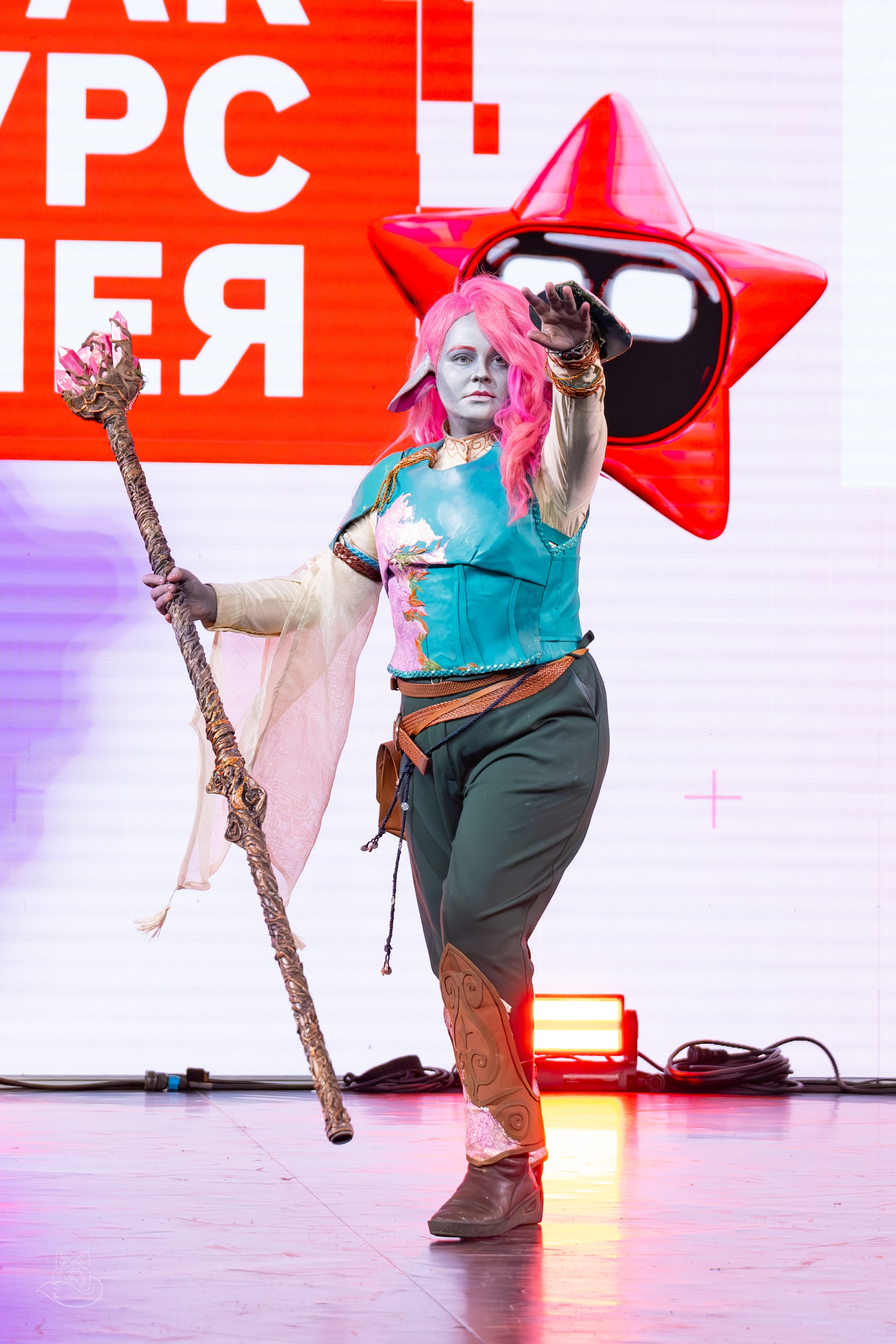 Сцена РЭД ЭКСПО 2024. Косплей фотограф