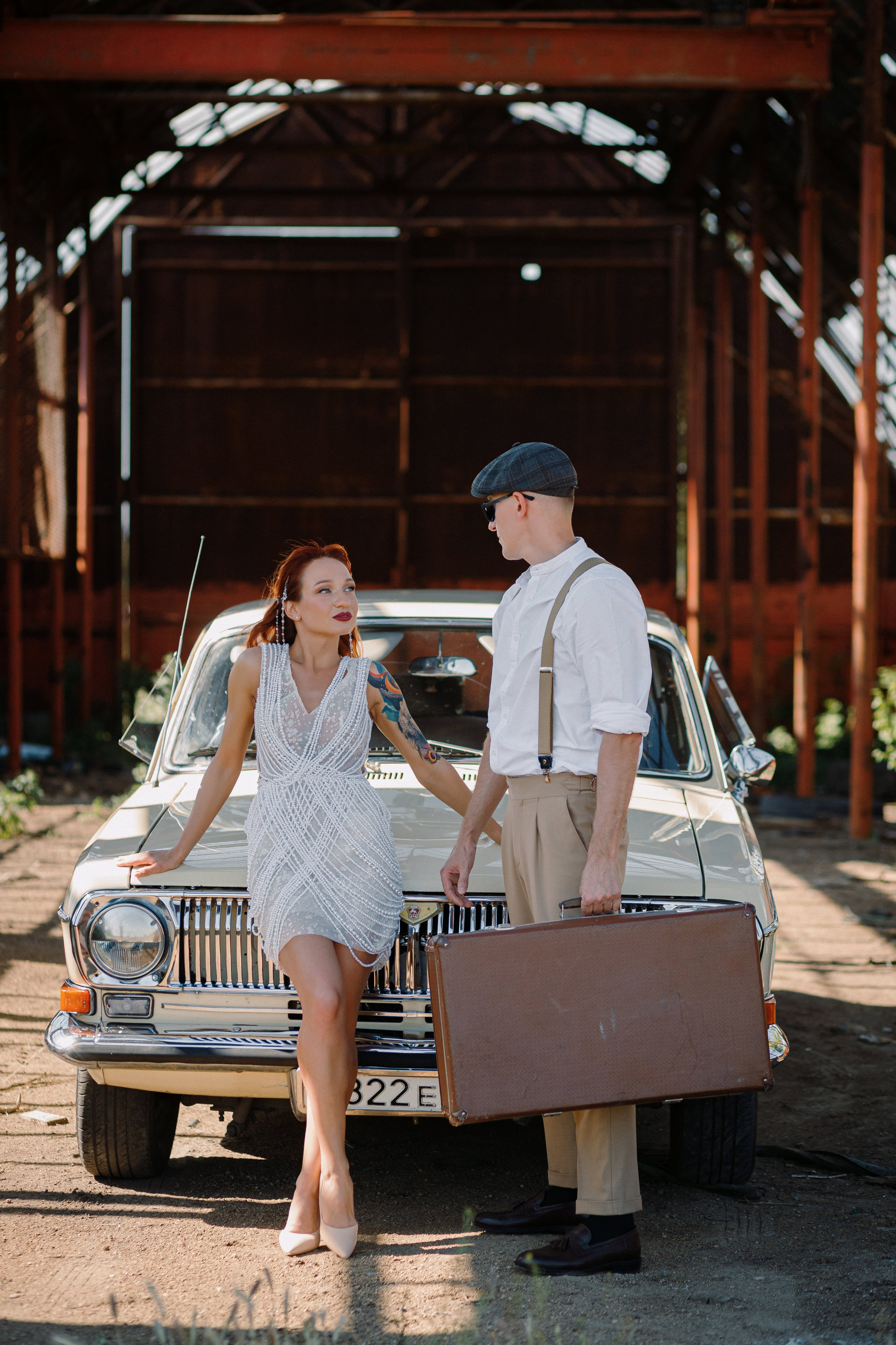 Валентин и Алина стоят у ретро-автомобиля во время свадебной прогулки в Таганроге