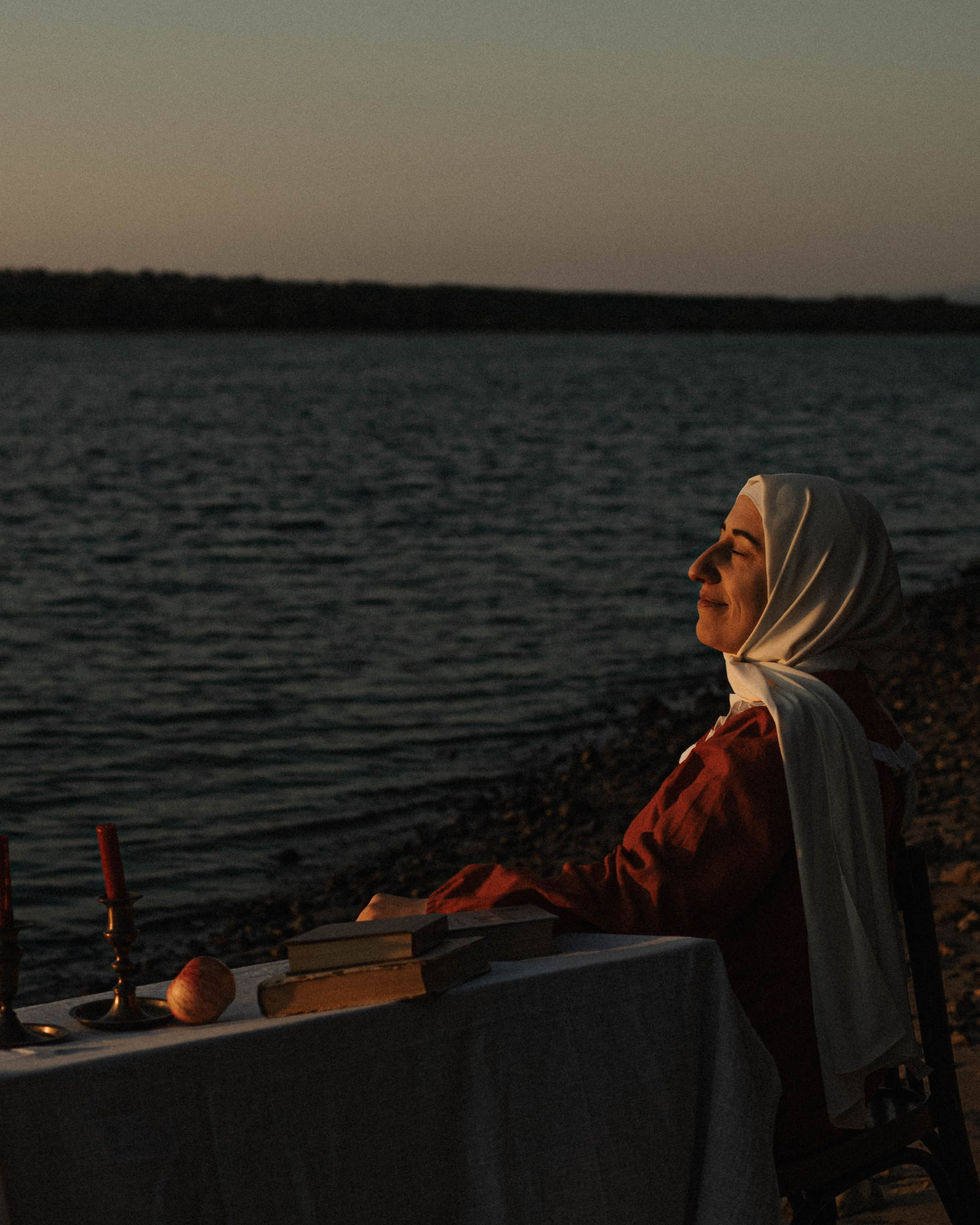 Закатная съемка на берегу реки с Аней. Фотограф Углич и Ярославль Ольга Тятюшкина