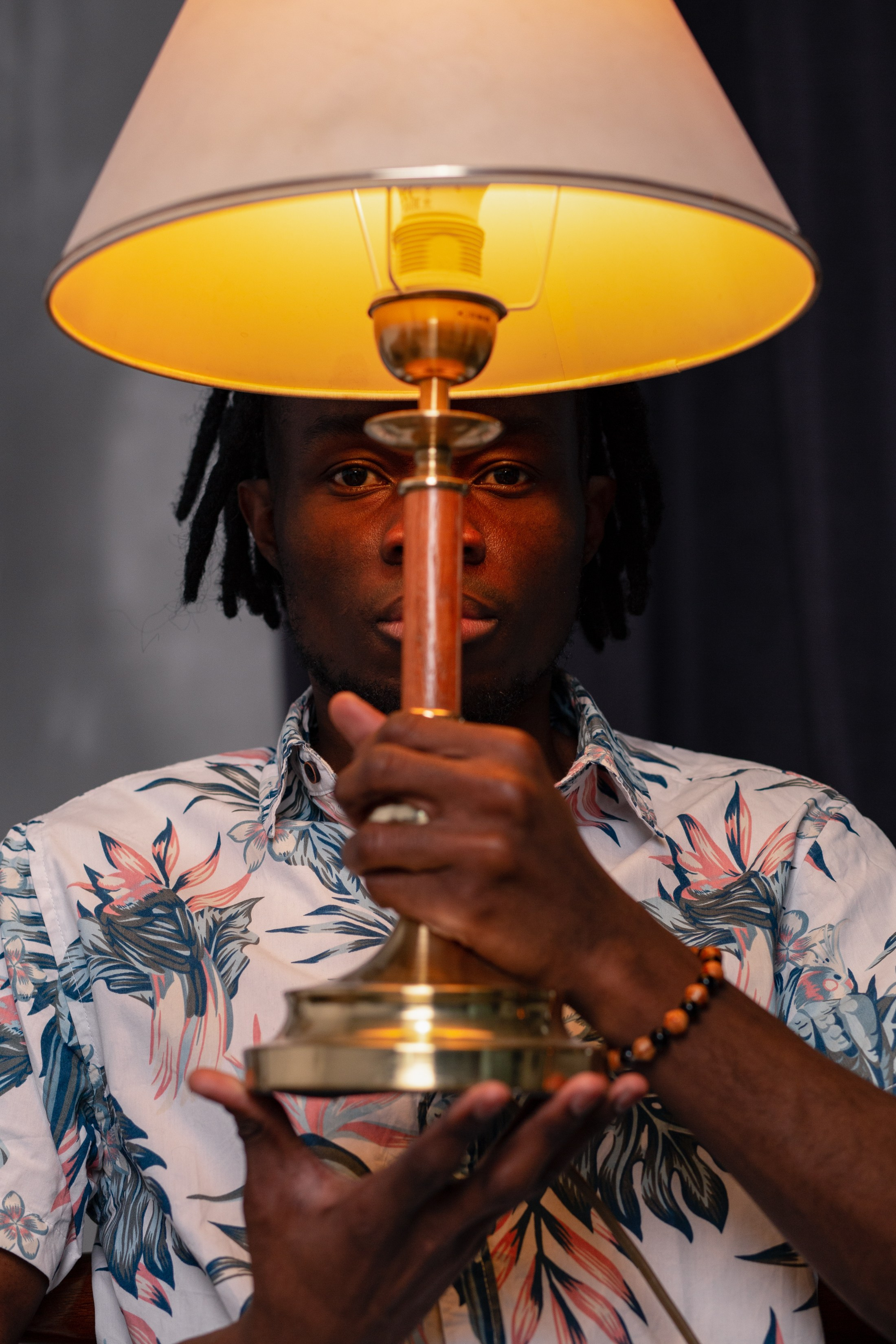 Чернокожий парень с лампой