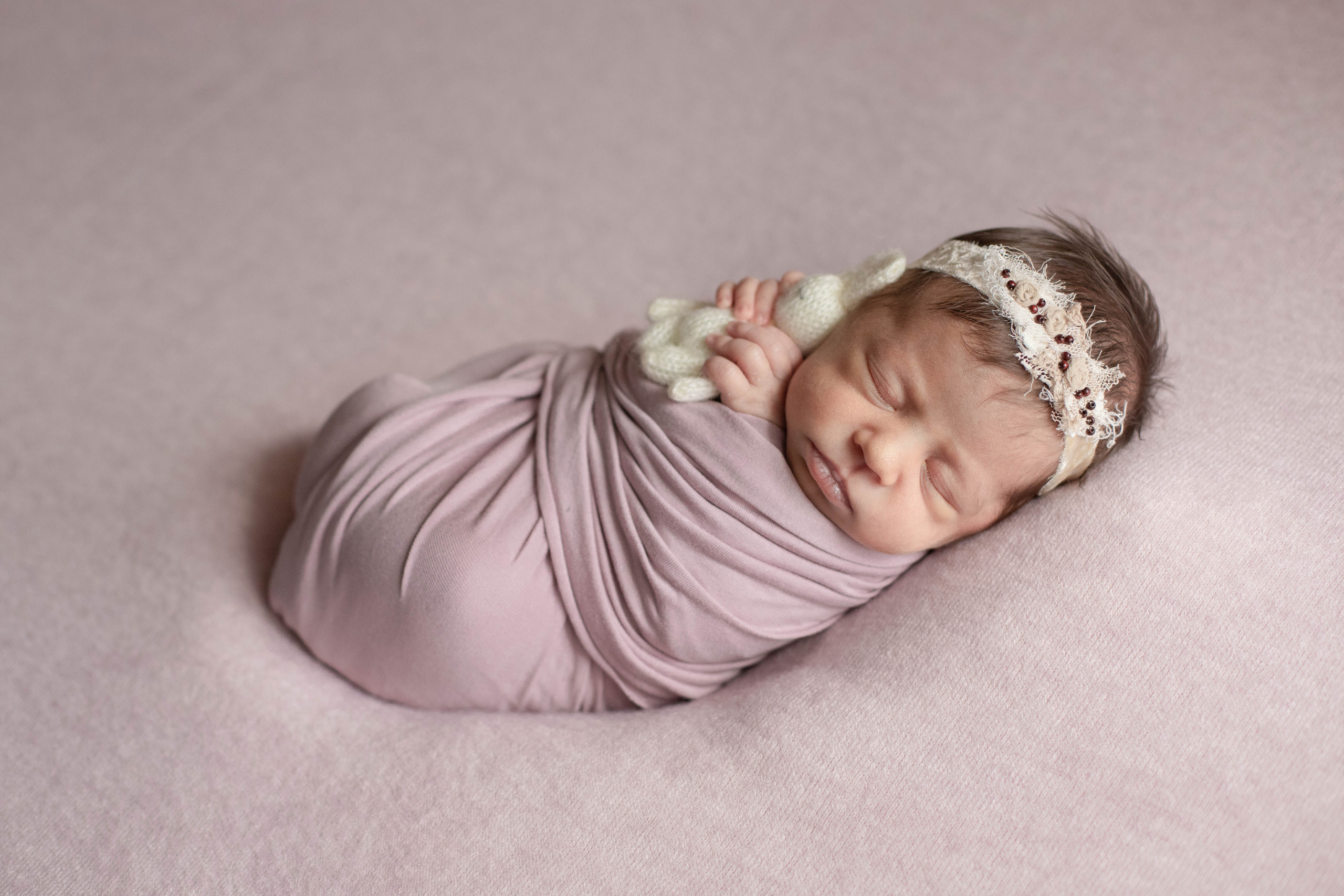 Фотография спящей новорожденной девочки 