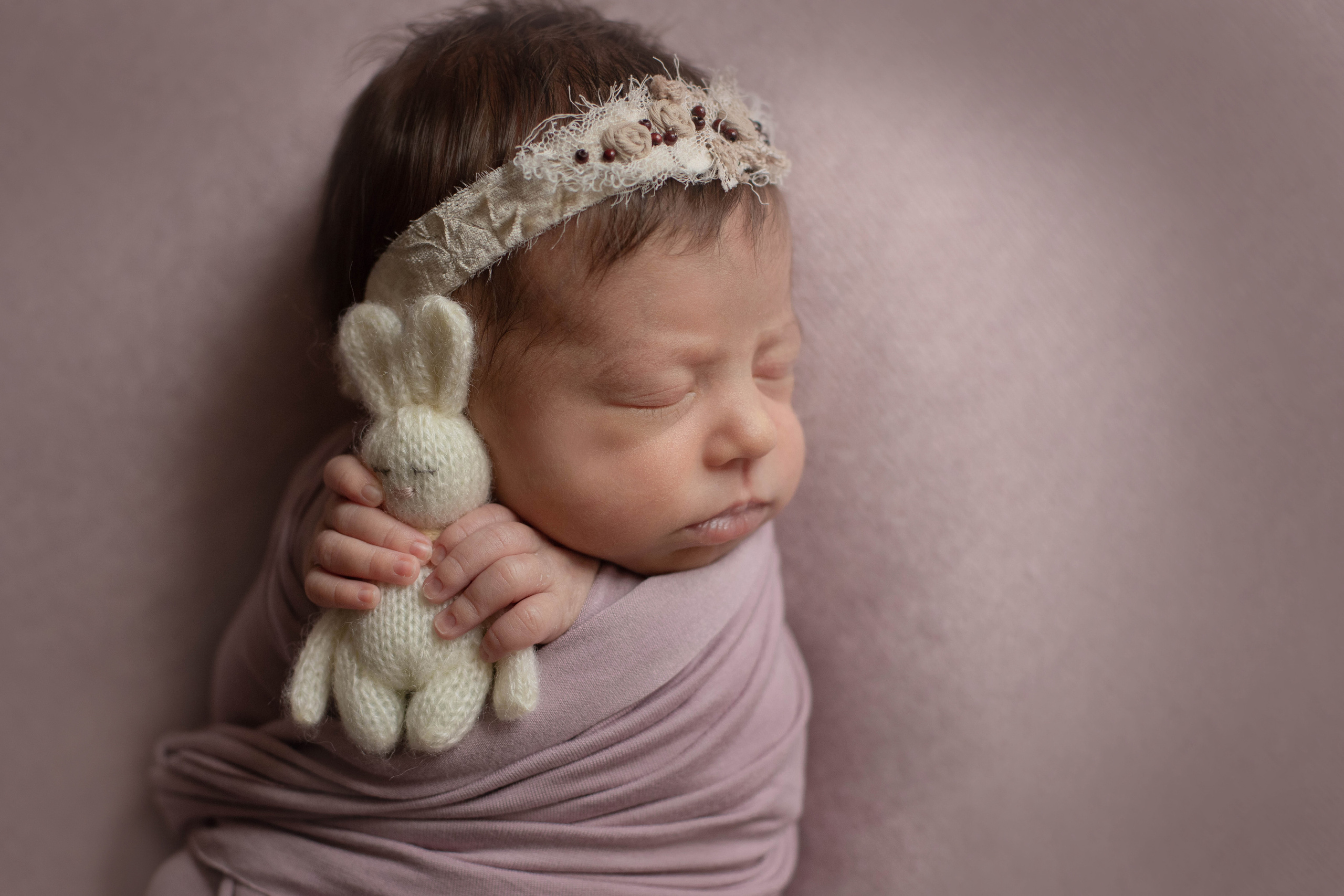 Фотография спящей новорожденной девочки 