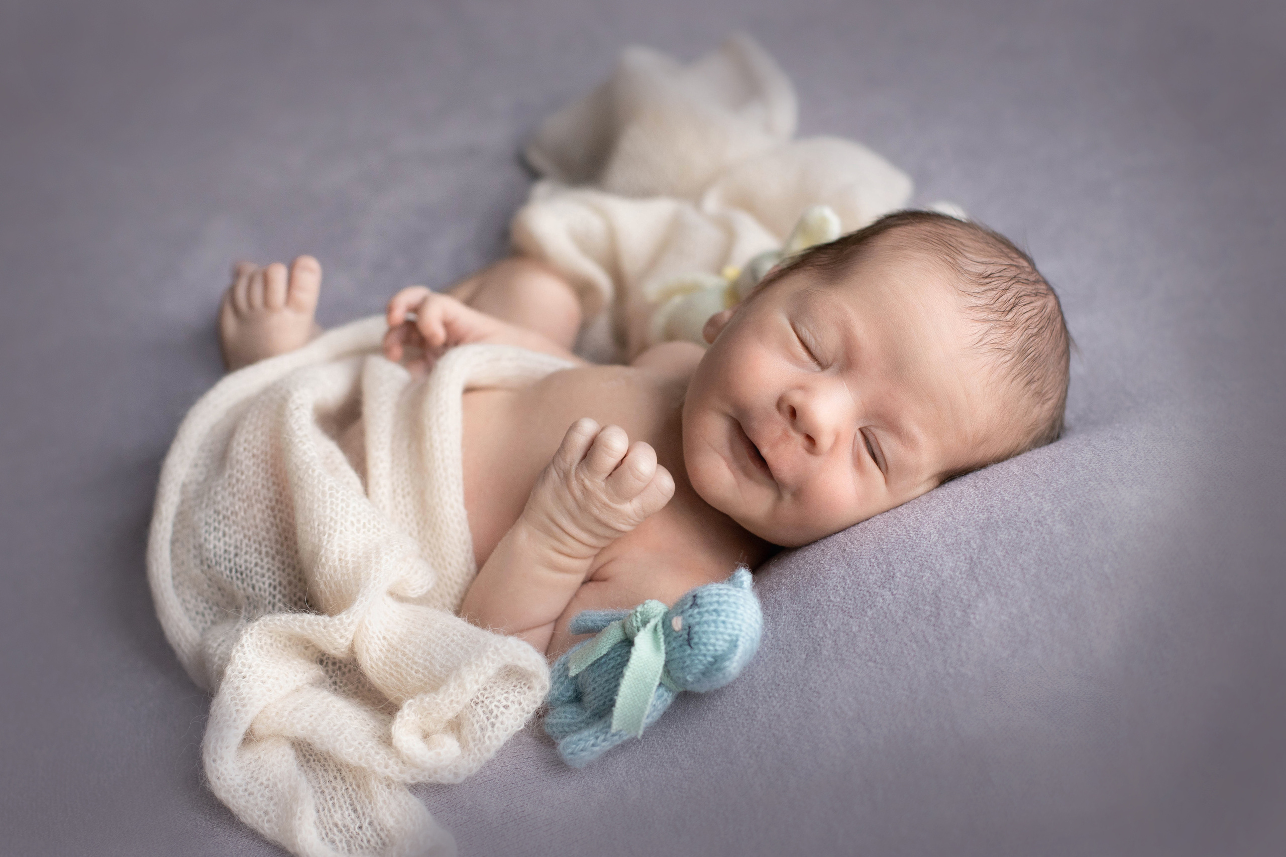 Фотография улыбающегося новорожденного малыша 