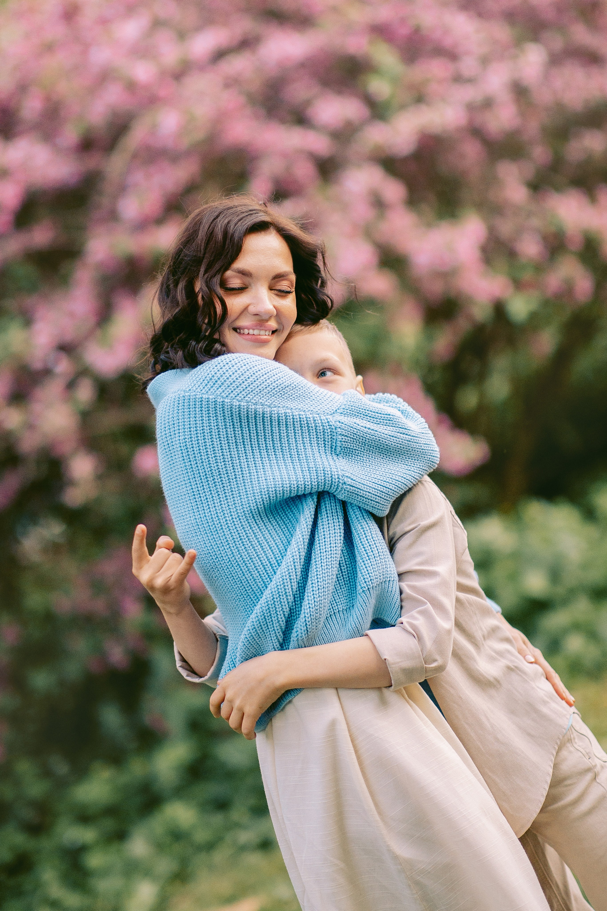 объятия мамы и сына 