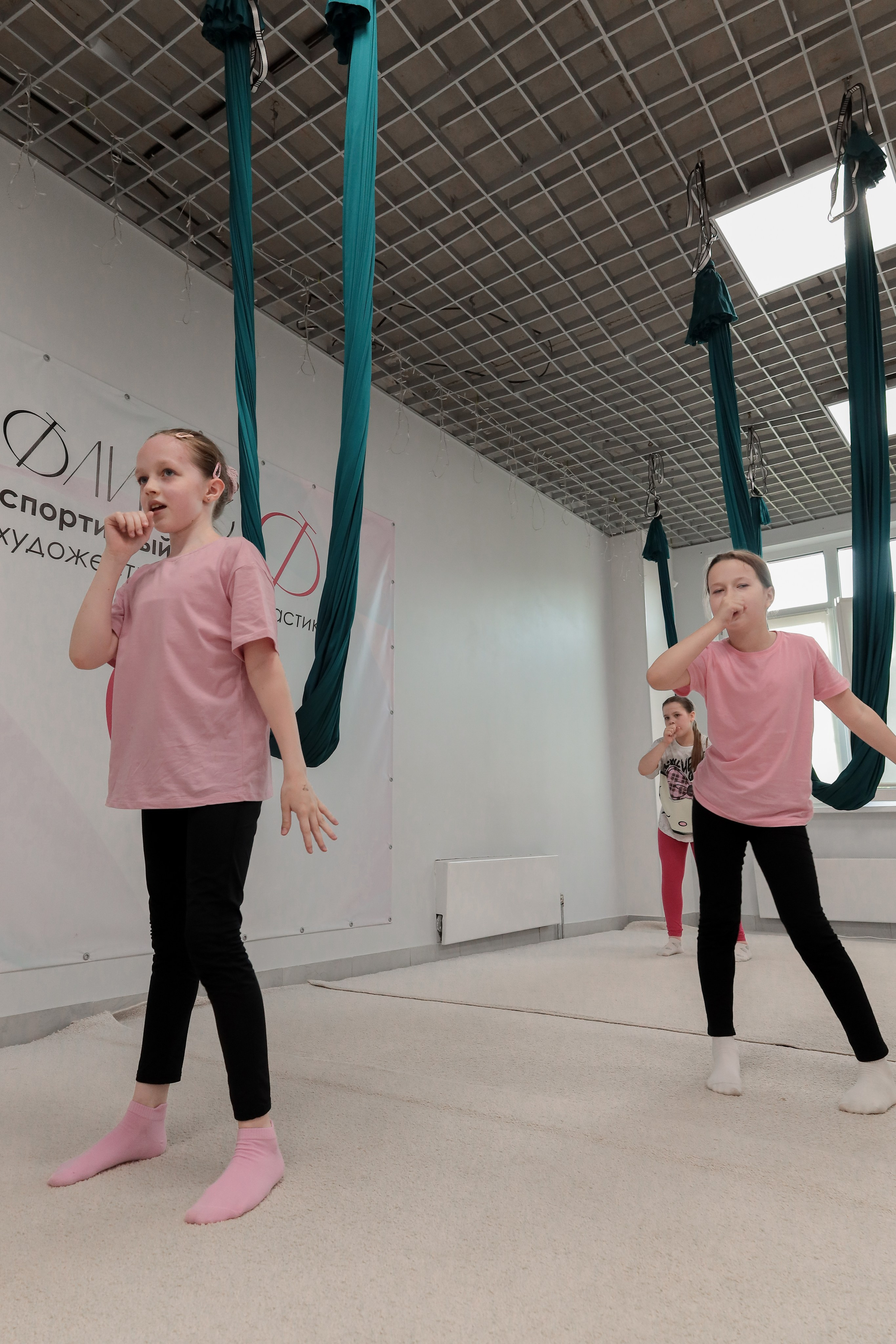 Детская аэройога. Фотограф Надршина Лилия