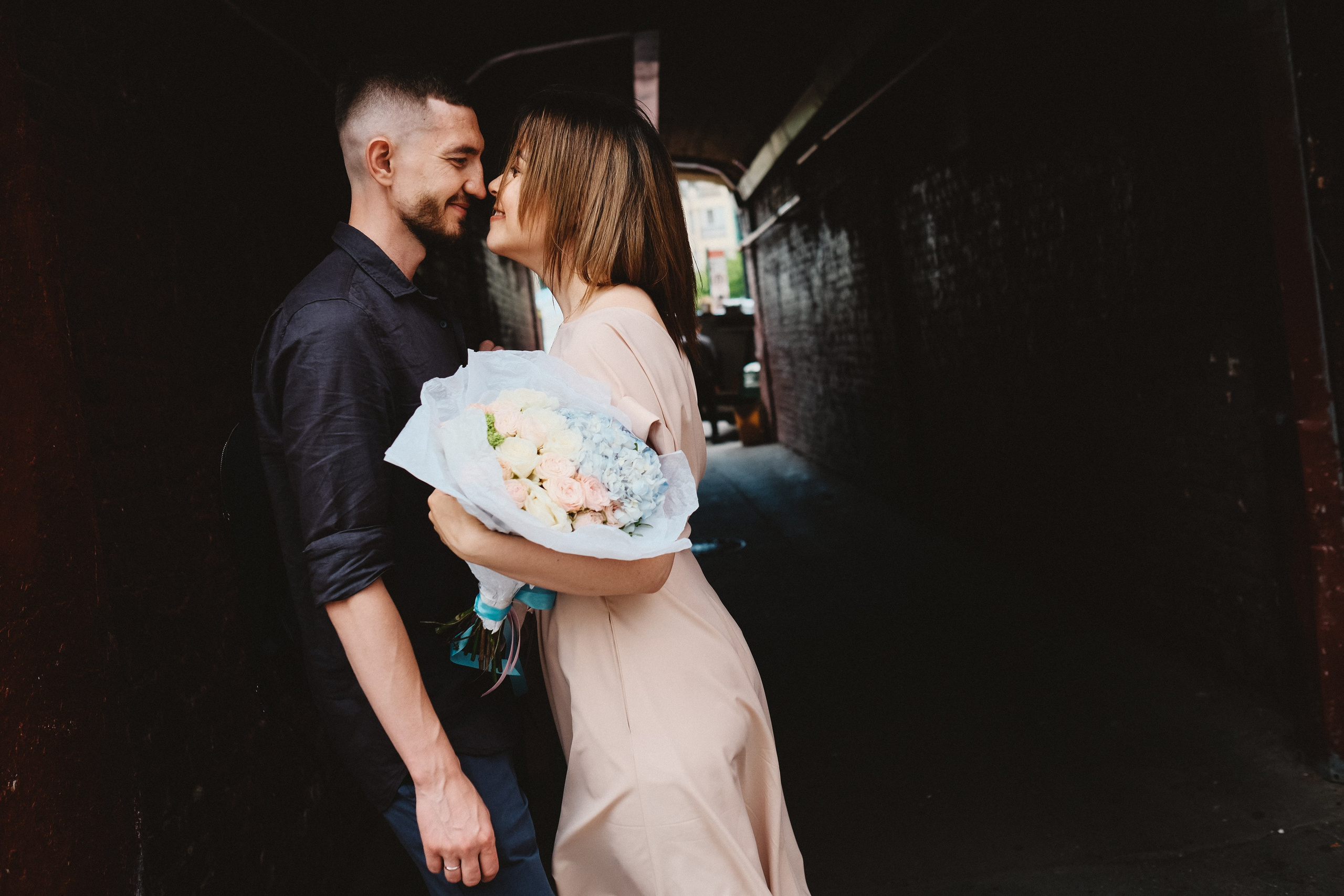 Молодожены на прогулке по тихим улочкам Москвы. Неформат, съёмка в арке перехода.