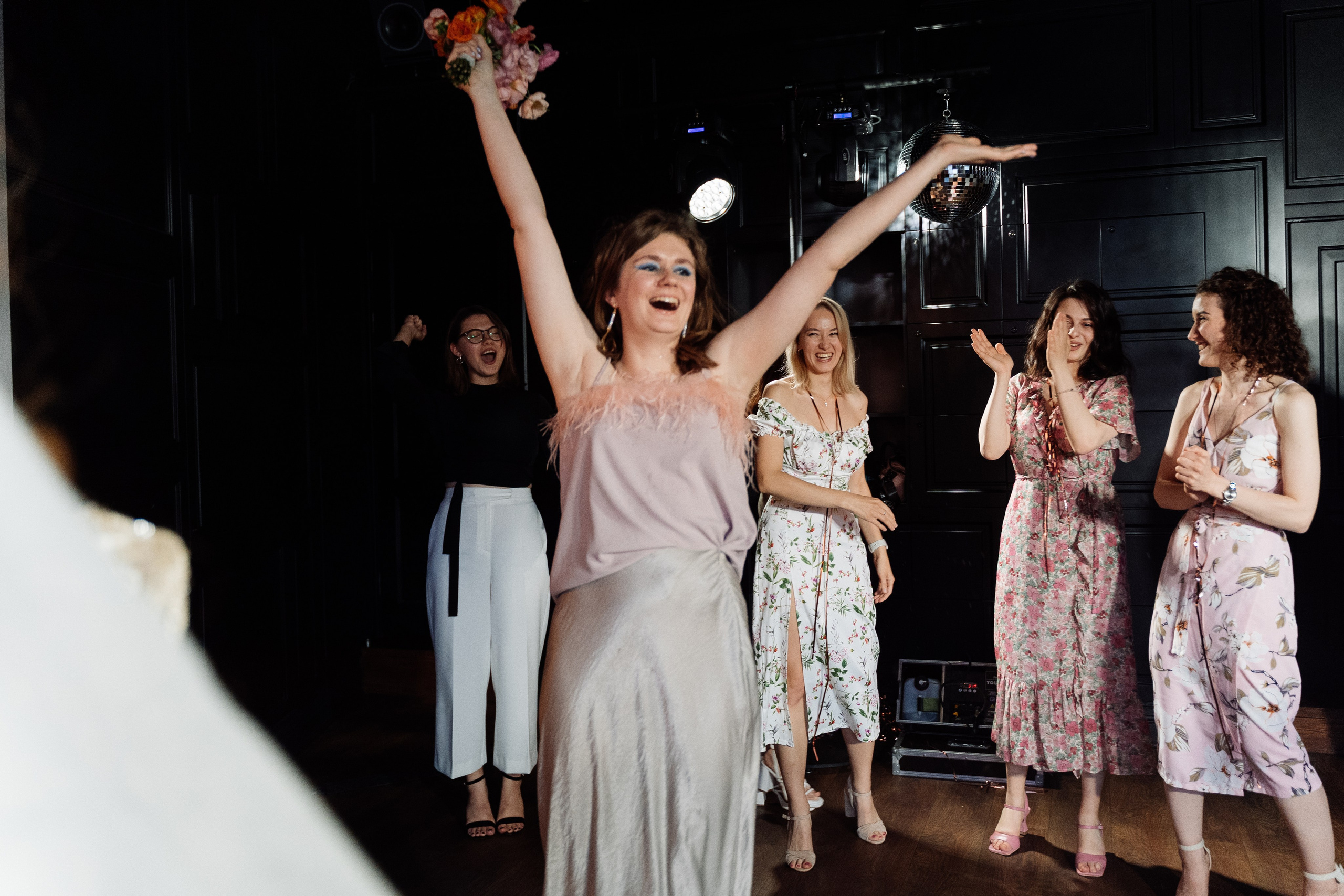 Камерная свадьба на фонтанке в сезонах. Свадебный фотограф организатор в Санкт-Петербурге Ассоль Опарина