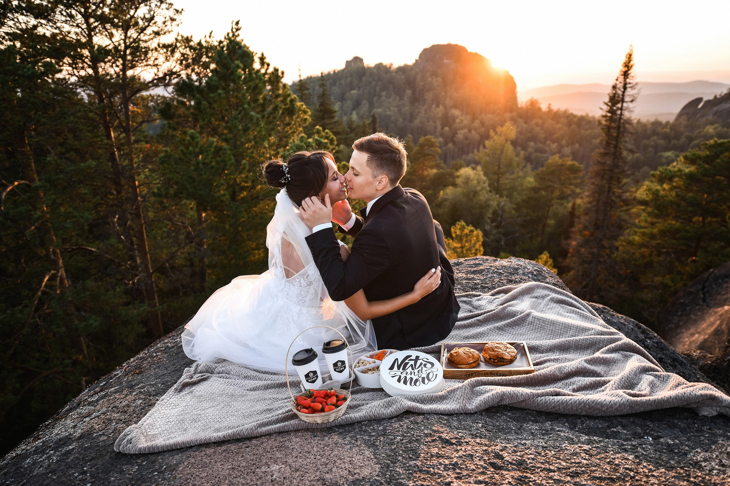 🌄 Демьян и Катя — свадьба в нацпарке "Столбы" | Веселый банкет и эпичные фото на скалах. 📸 Свадебный и семейный фотограф в Красноярске Тихомиров Евгений | 17 лет опыта | 800+ свадеб