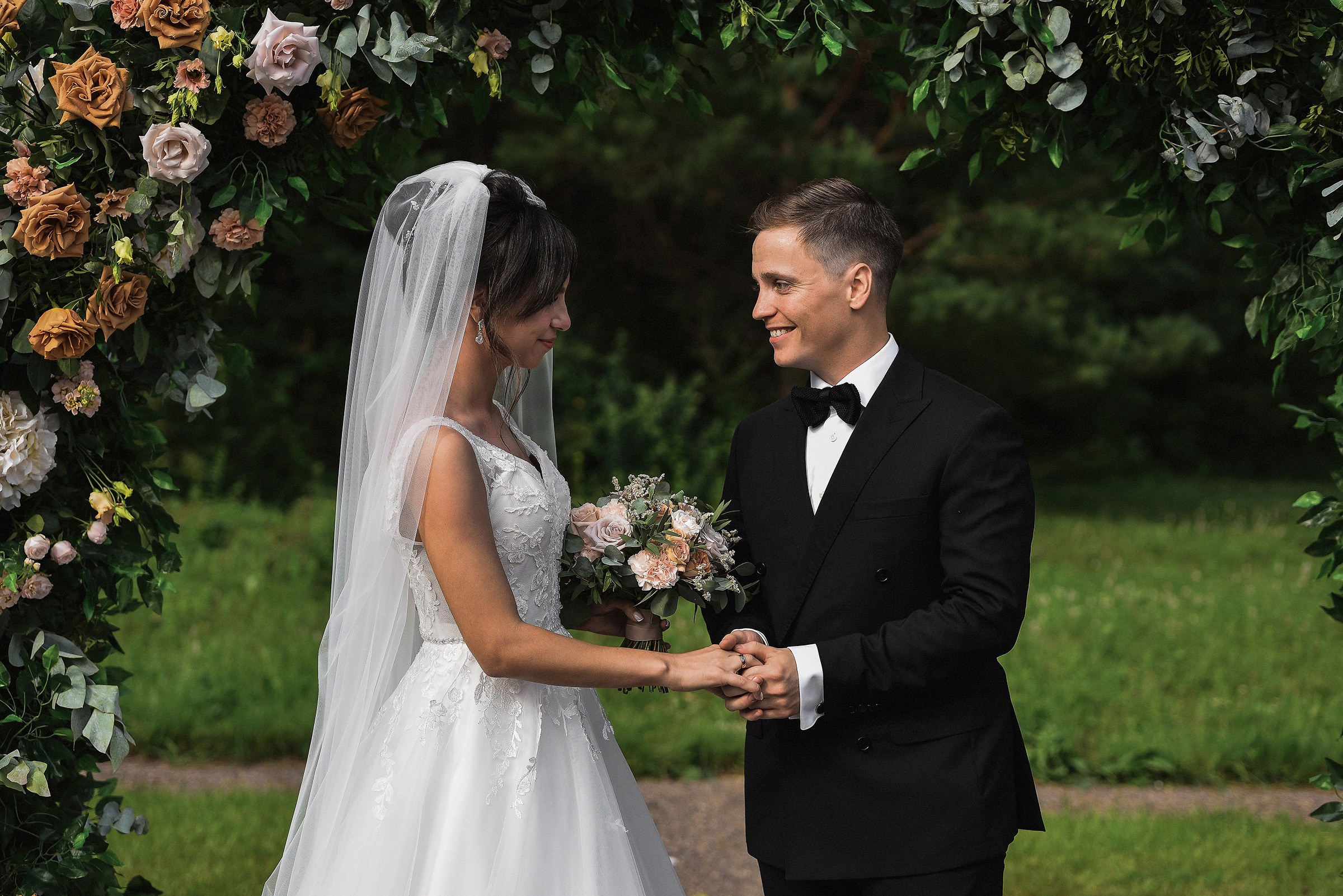 🌄 Демьян и Катя — свадьба в нацпарке "Столбы" | Веселый банкет и эпичные фото на скалах. 📸 Свадебный и семейный фотограф в Красноярске Тихомиров Евгений | 17 лет опыта | 800+ свадеб