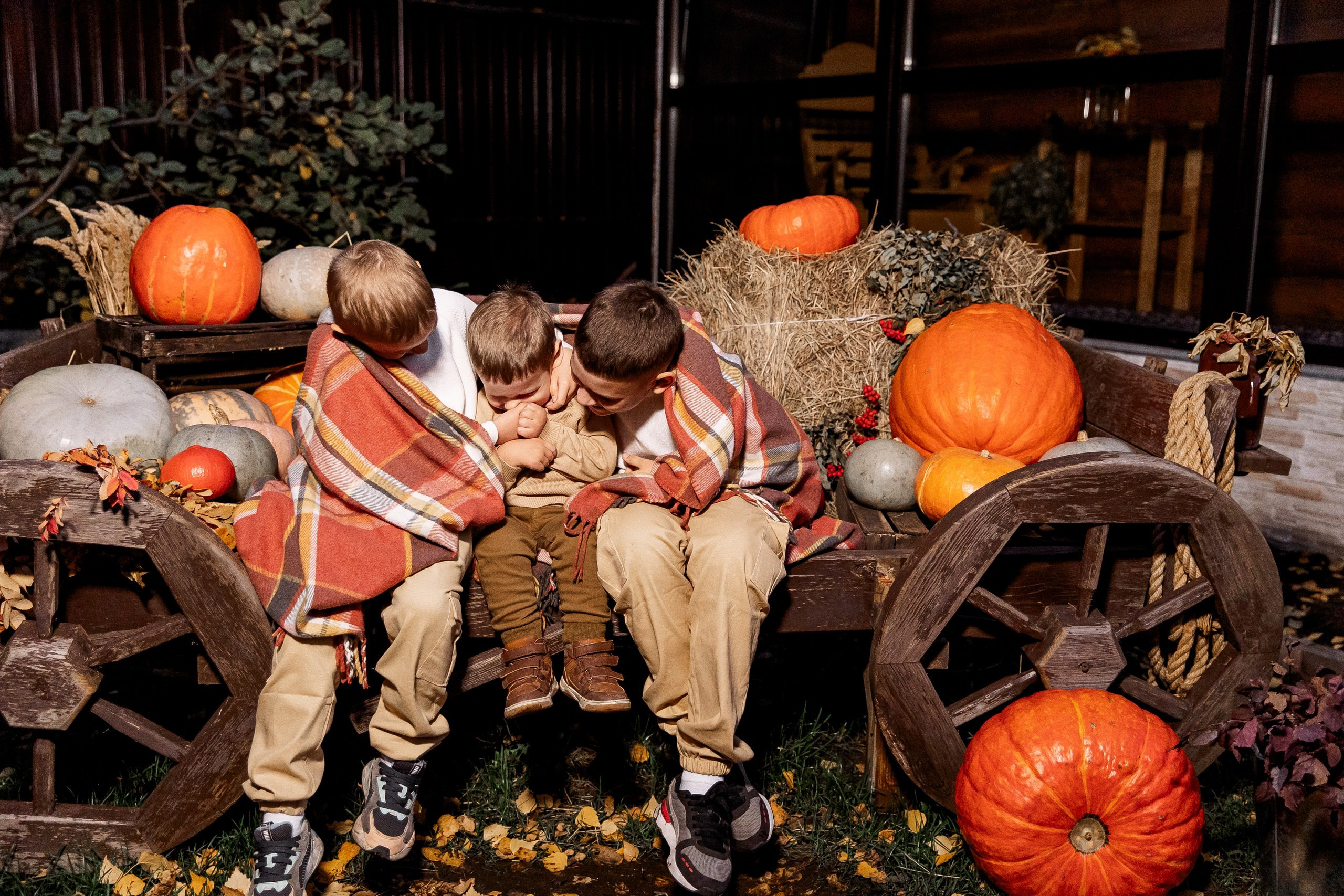 Эдуард и Дарья с сыновьями. Свадебный и семейный фотограф в Челябинске Юлия Ишимова