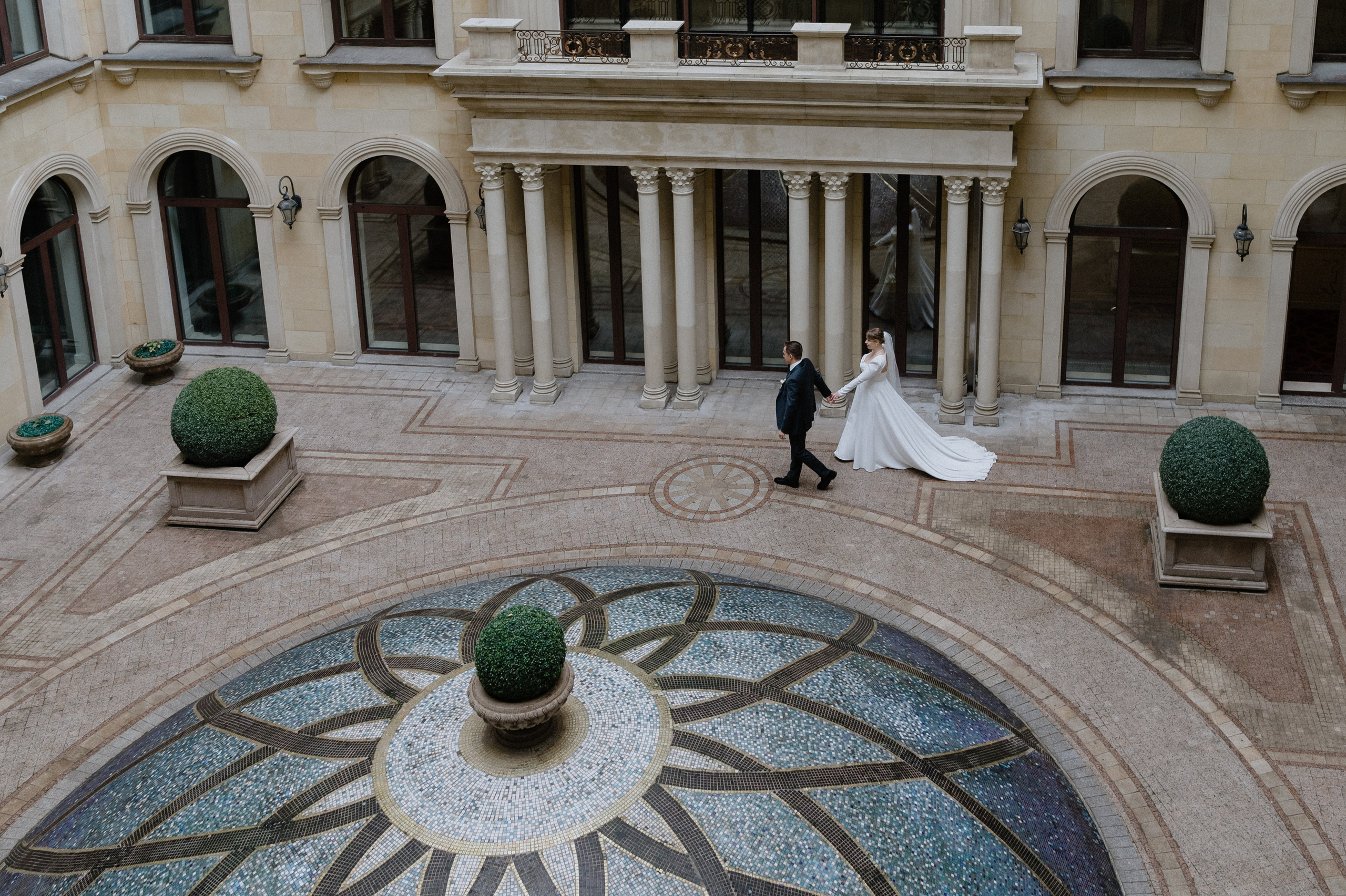 Свадебная съемка во внутреннем дворике отеля St. Regis Nikolskaya