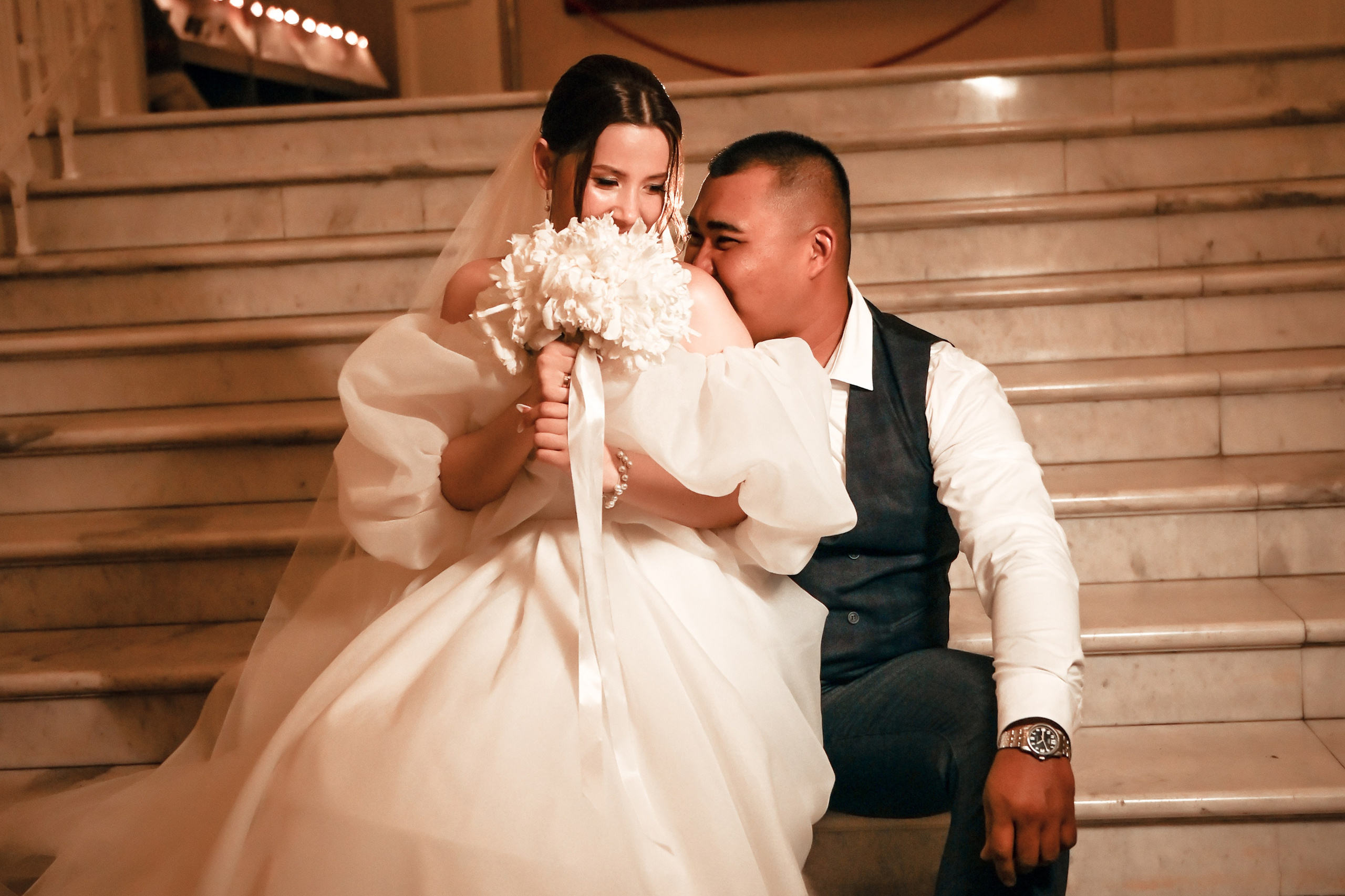 Небольшая свадебная серия в музее и прогулкой под дождем Эльмиры и Ризата. Свадебный, семейный, детский, контент фотограф в Омске Максим Ильин