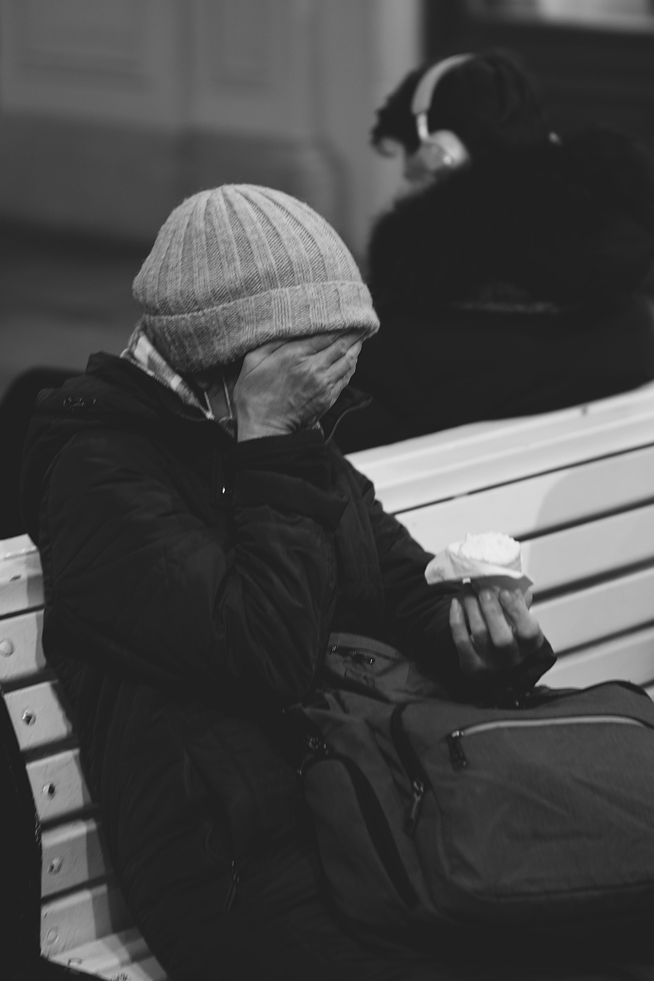 пожилая женщина с мороженым закрывает лицо рукой в ГУМе