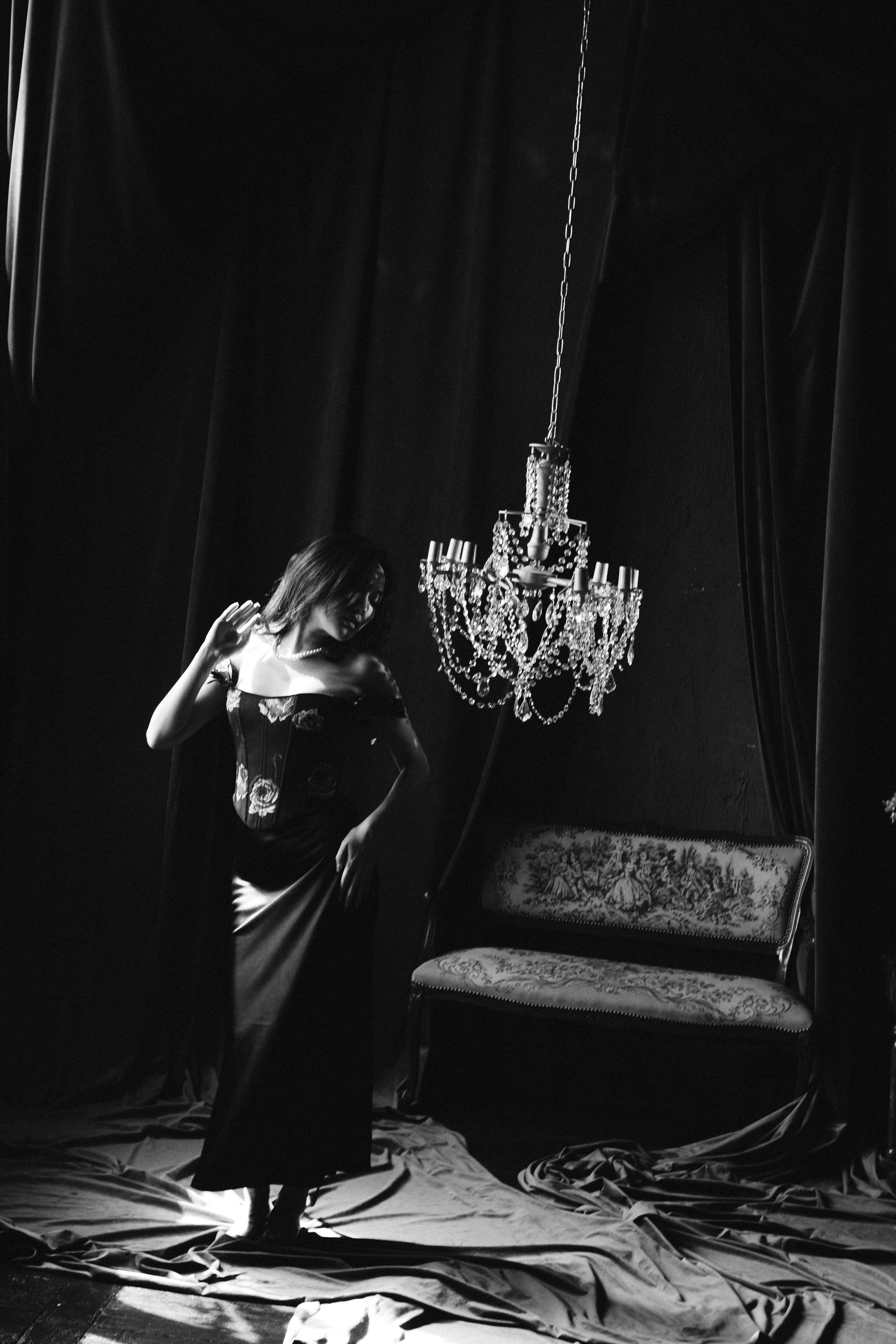 Драматичный женский портрет, глубокий взгляд, контрастное освещение,фотосессия Новосибирск, женская фотосессия в Новосибирске, женский фотограф, фотосессия в студии, красивая девушка