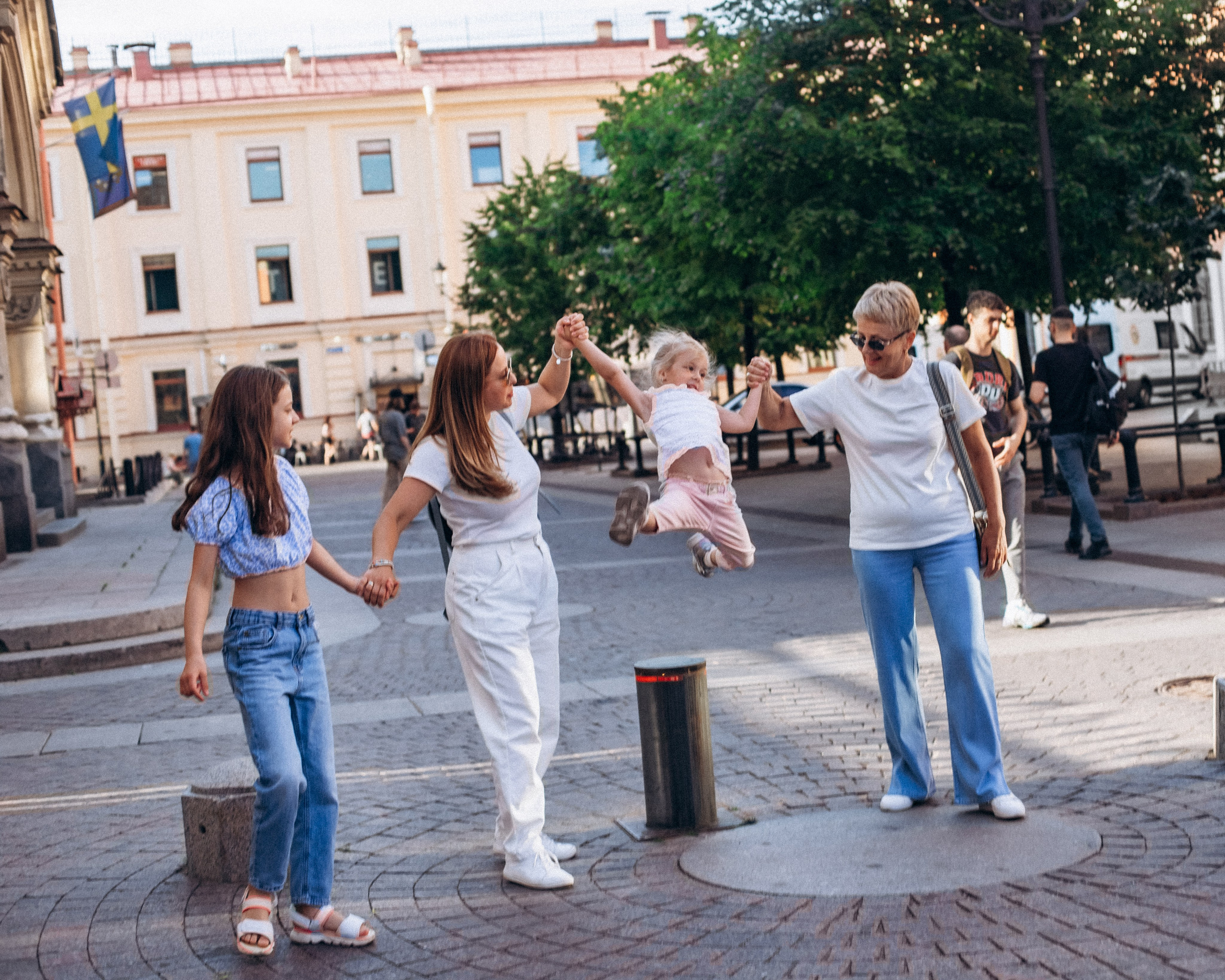 Дарья с семьей в июне. Фотопрогулка в Петербурге. Индивидуальный и семейный фотограф в Санкт-Петербурге