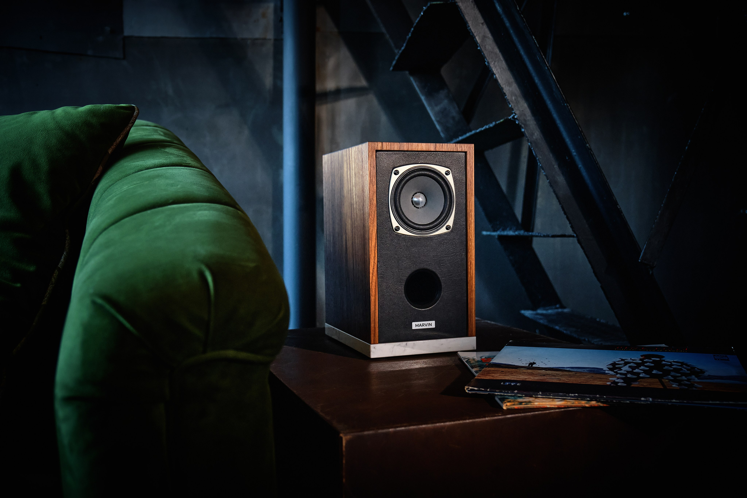 предметная фотосъемка аудиосистемы, акустическая колонка, акустика, акустическая колонка в интерьере Marvin